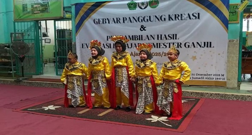 Penampilan Memukau Peserta didik Inklusi MI Darul Muttaqin Sadang dalam Tari Gambang Suling di Acara Gebyar Panggung Kreasi & Pengambilan Hasil Evaluasi Belajar Semester Ganjil TA 2025/2026