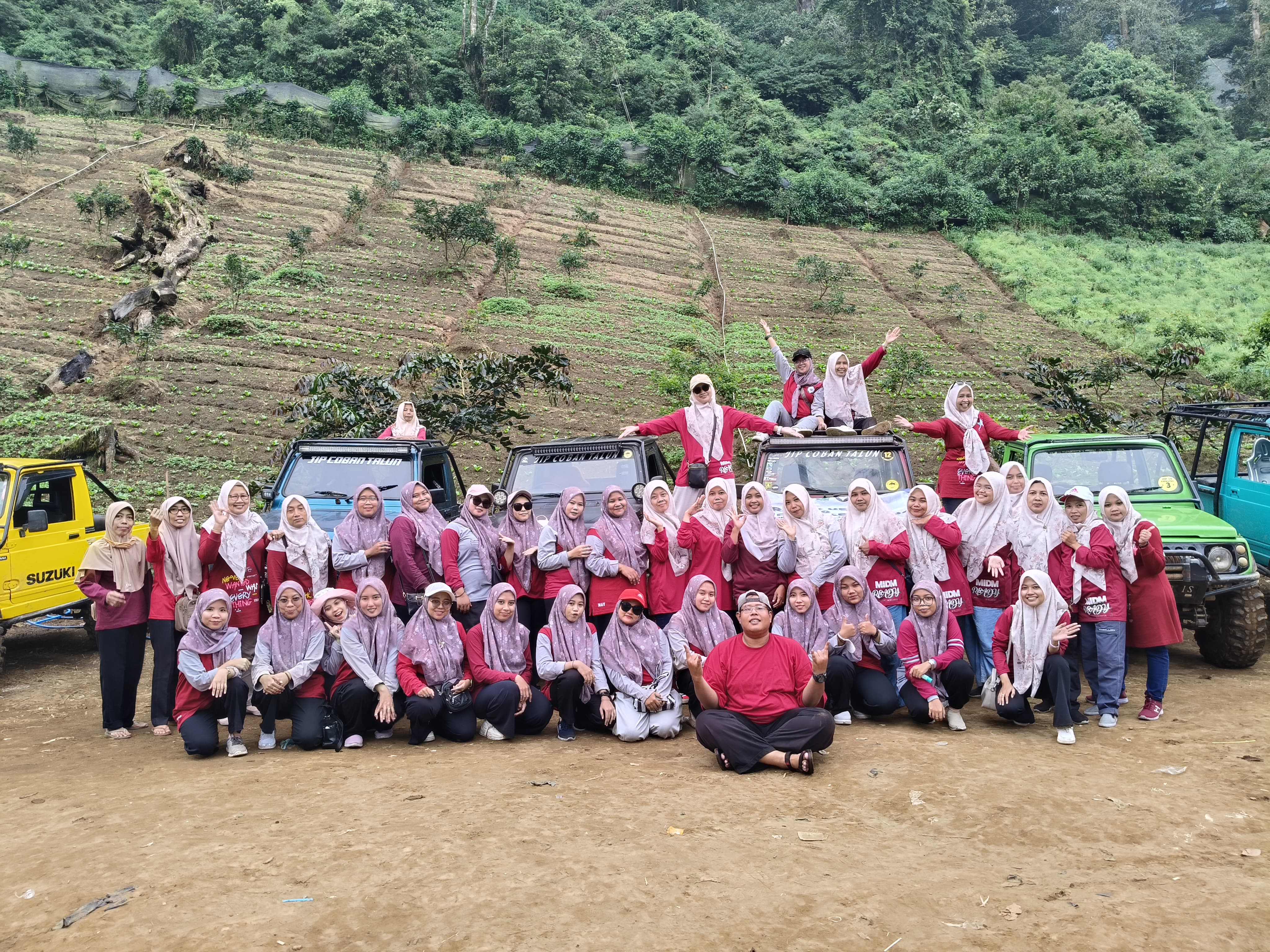 Semangat Kebersamaan dalam Rapat Kerja & Outdoor Learning Lembaga Pendidikan Darul Muttaqin di Coban Talun