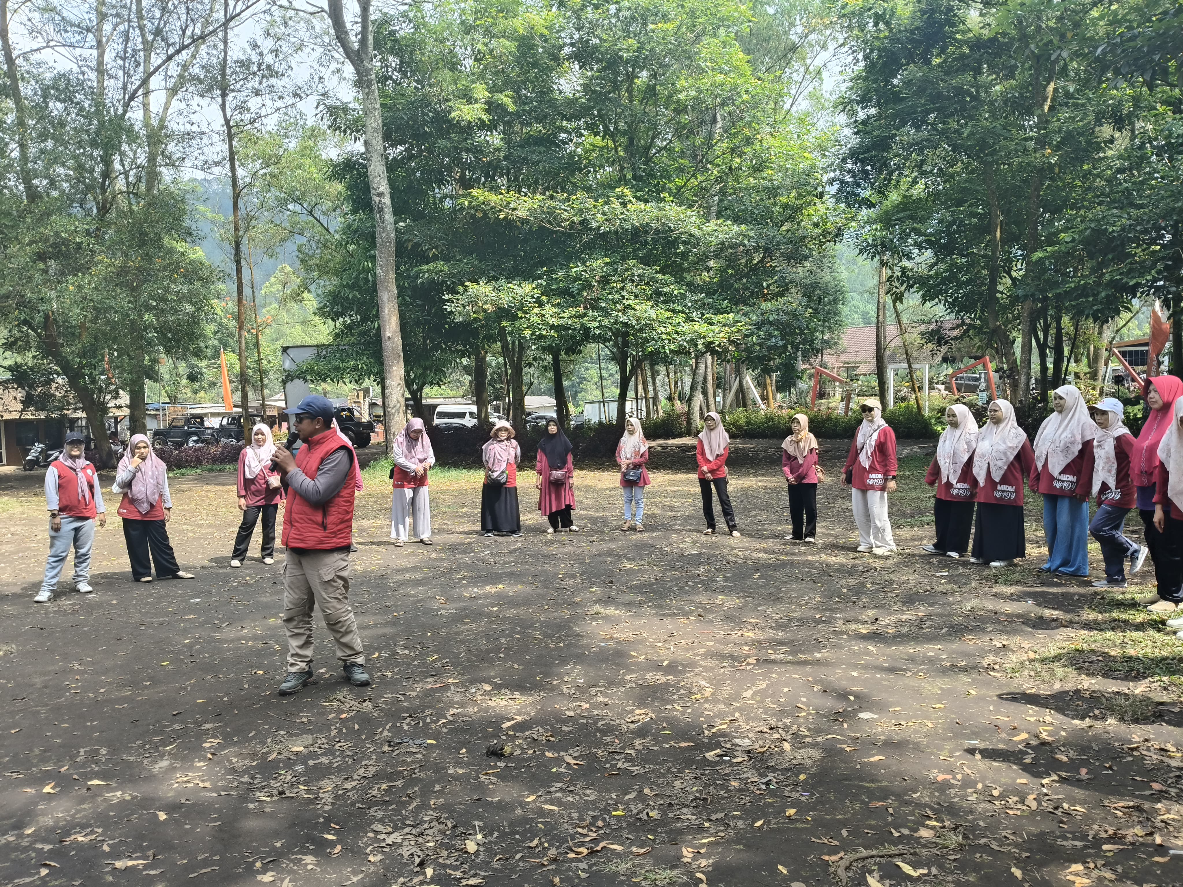 Semangat Kebersamaan dalam Rapat Kerja & Outdoor Learning Lembaga Pendidikan Darul Muttaqin di Coban Talun