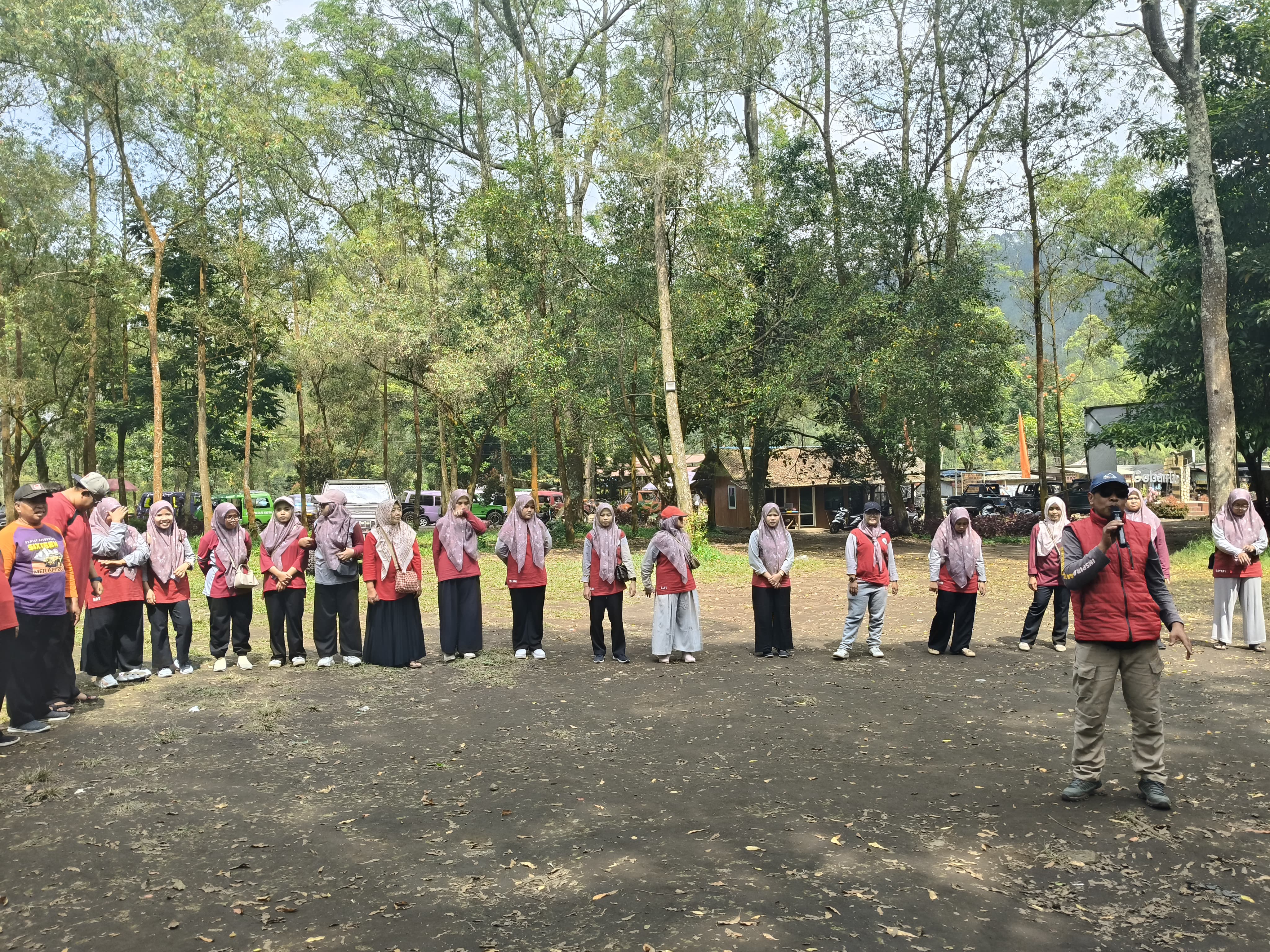 Semangat Kebersamaan dalam Rapat Kerja & Outdoor Learning Lembaga Pendidikan Darul Muttaqin di Coban Talun