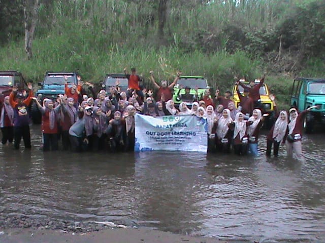Semangat Kebersamaan dalam Rapat Kerja & Outdoor Learning Lembaga Pendidikan Darul Muttaqin di Coban Talun