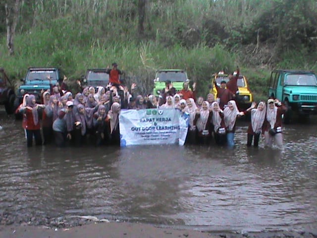 Semangat Kebersamaan dalam Rapat Kerja & Outdoor Learning Lembaga Pendidikan Darul Muttaqin di Coban Talun
