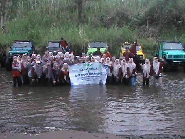 Semangat Kebersamaan dalam Rapat Kerja & Outdoor Learning Lembaga Pendidikan Darul Muttaqin di Coban Talun