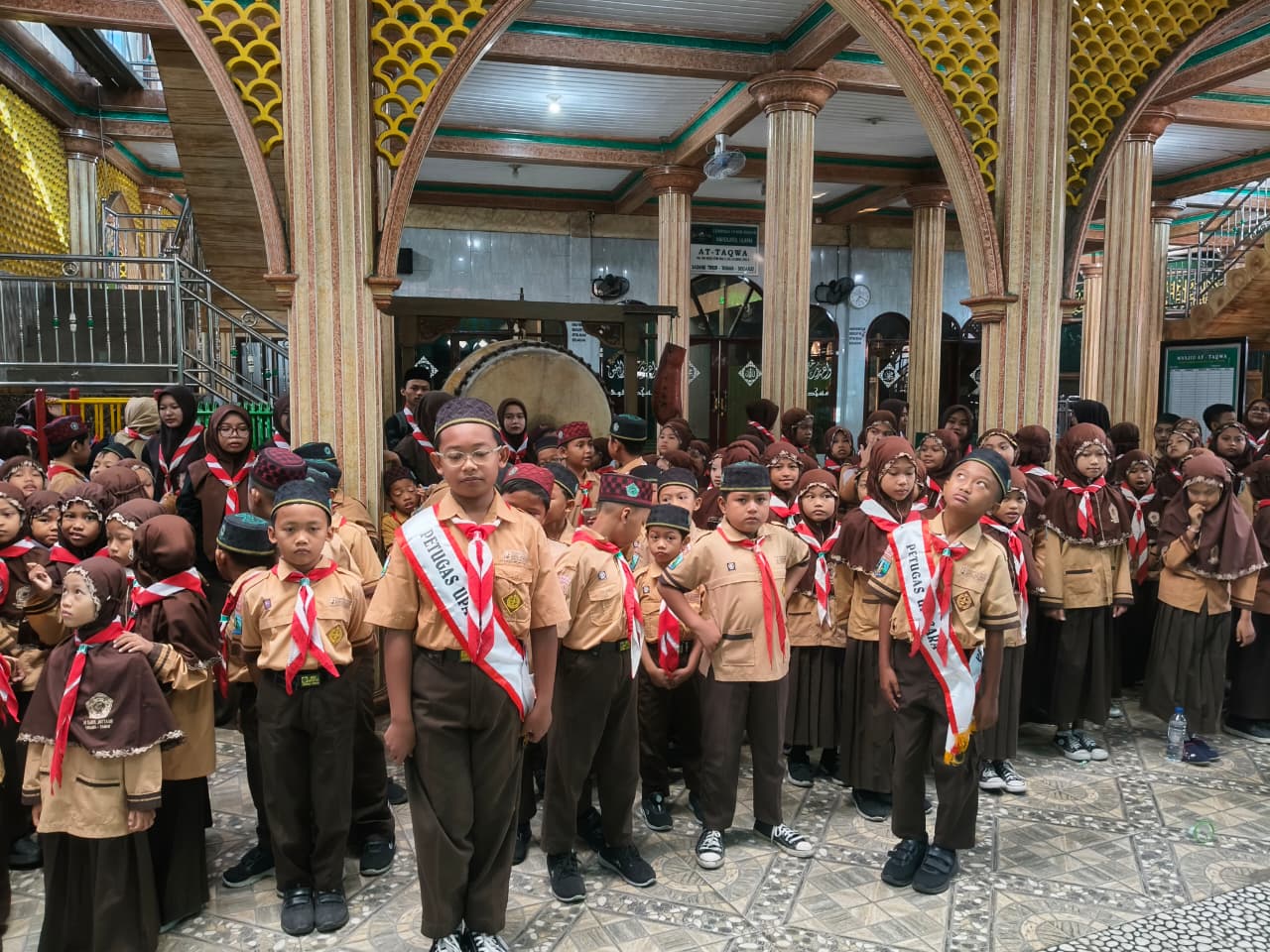 MI DARUL MUTTAQIN RAYAKAN HARI PRAMUKA KE-64 DENGAN UPACARA KHIDMAT DAN SEMANGAT KEBERSAMAAN