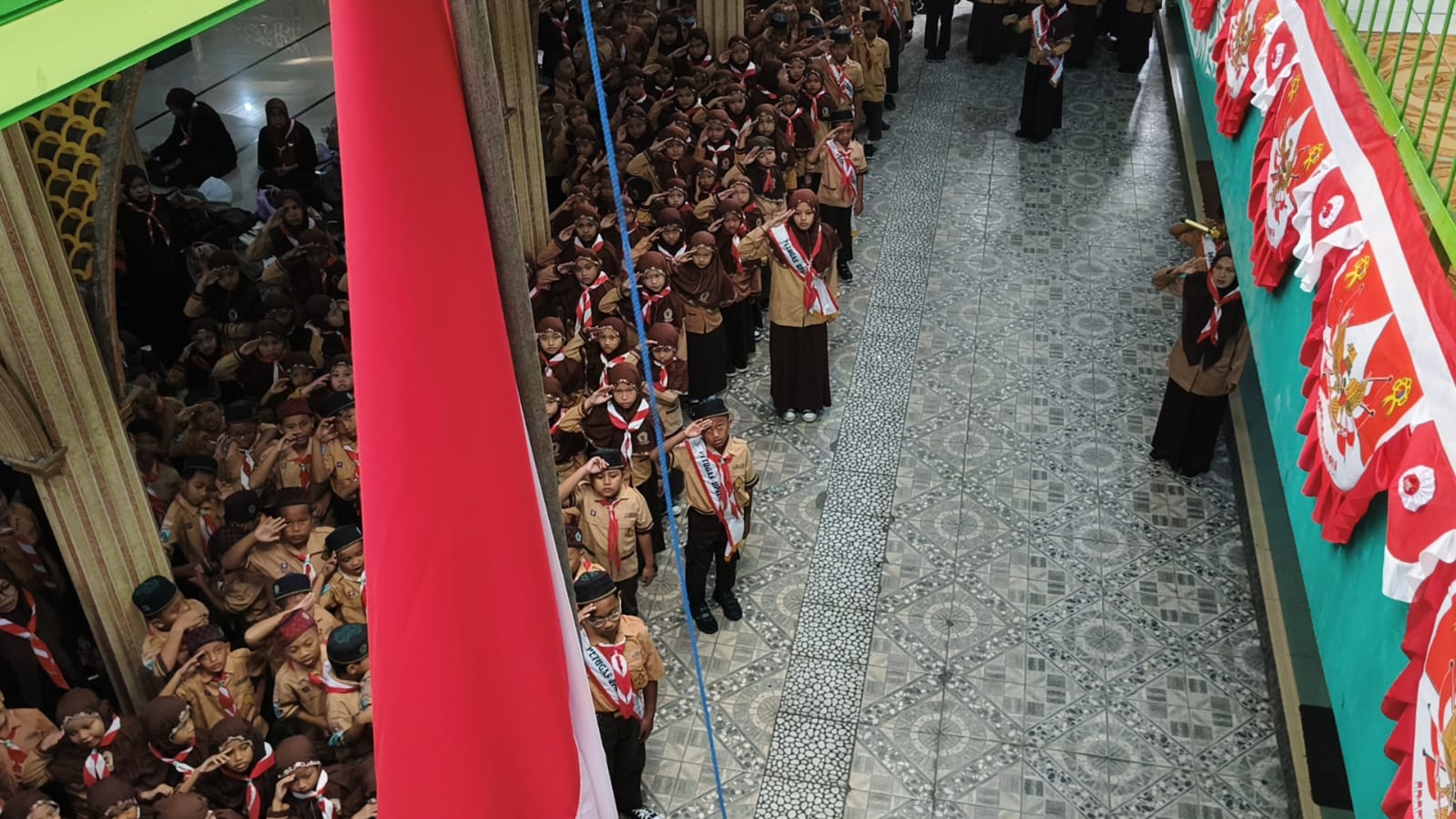 MI DARUL MUTTAQIN RAYAKAN HARI PRAMUKA KE-64 DENGAN UPACARA KHIDMAT DAN SEMANGAT KEBERSAMAAN