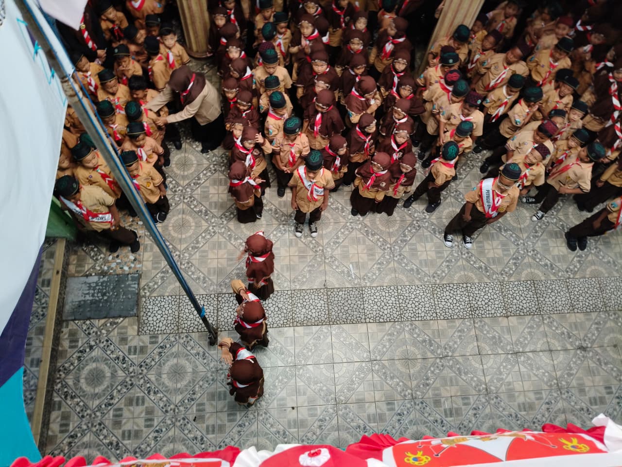 MI DARUL MUTTAQIN RAYAKAN HARI PRAMUKA KE-64 DENGAN UPACARA KHIDMAT DAN SEMANGAT KEBERSAMAAN
