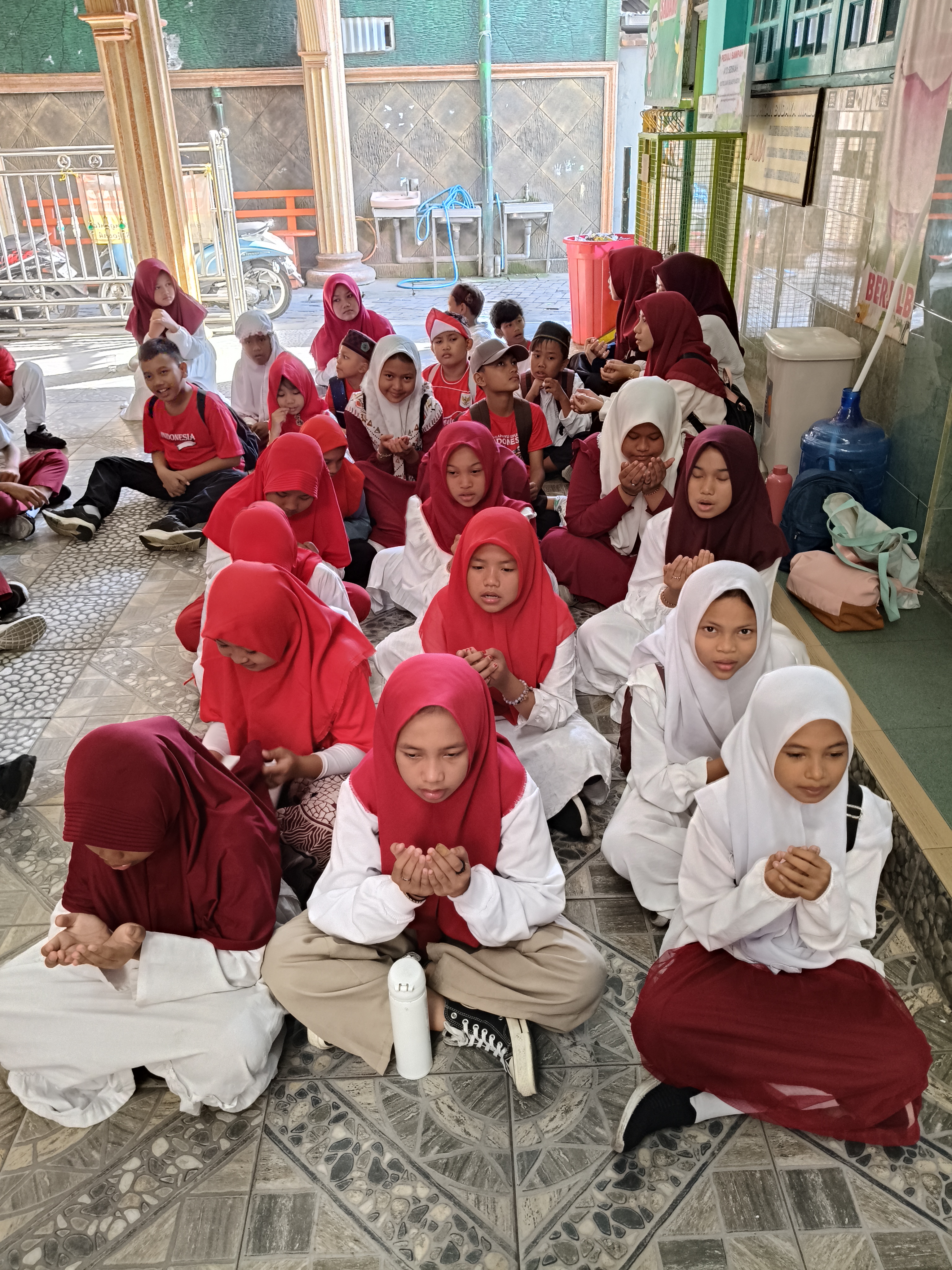 MI Darul Muttaqin Gelar Doa, Makan Bersama, dan Pentas Seni Sambut Hari Kemerdekaan