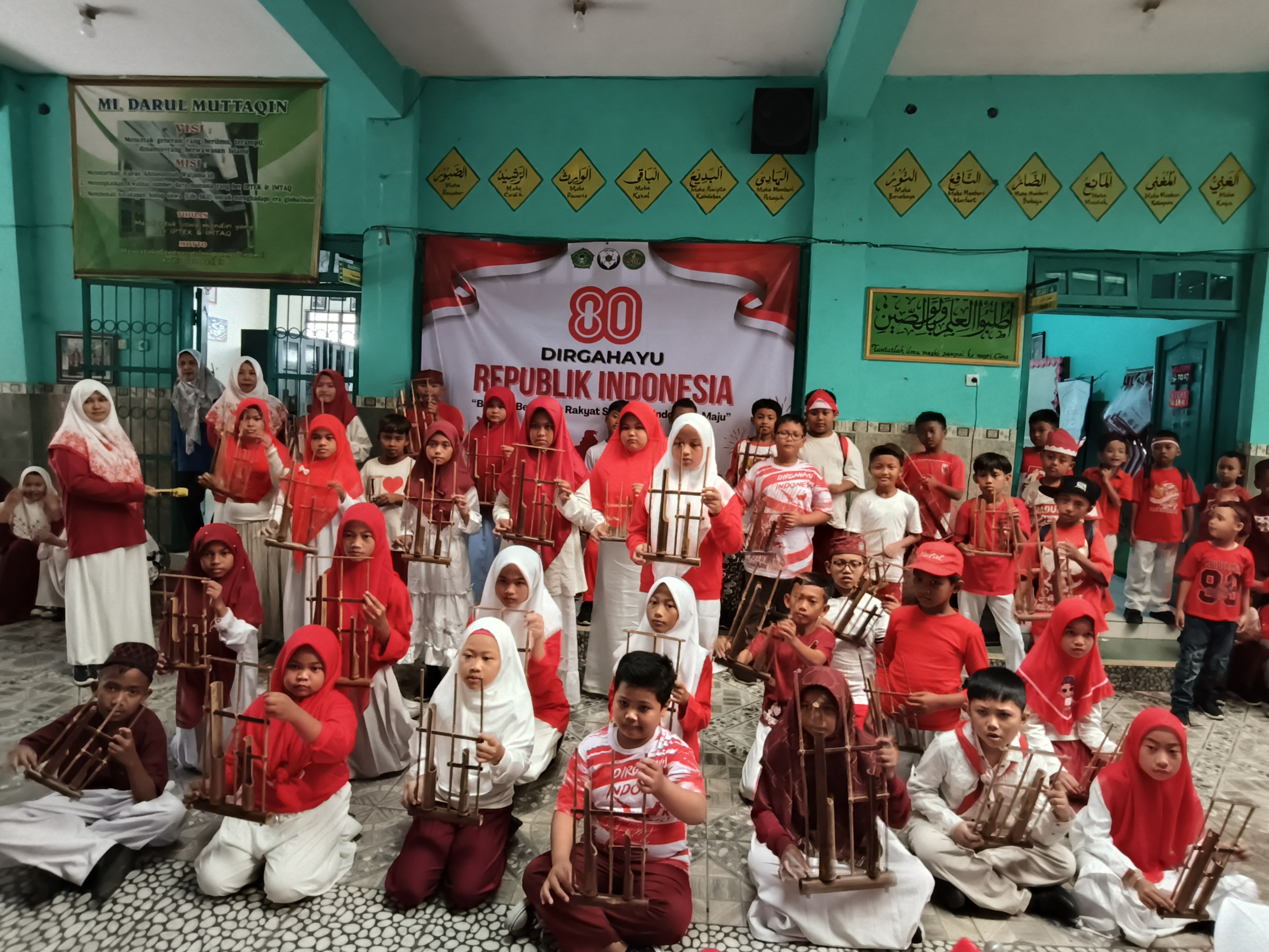 MI Darul Muttaqin Gelar Doa, Makan Bersama, dan Pentas Seni Sambut Hari Kemerdekaan