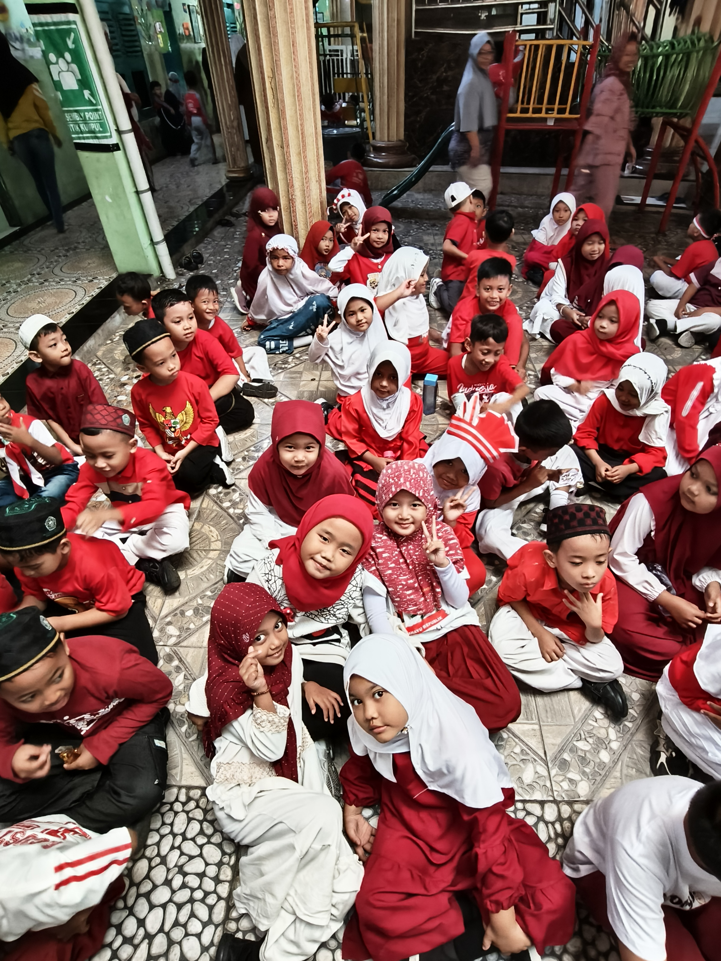 MI Darul Muttaqin Gelar Doa, Makan Bersama, dan Pentas Seni Sambut Hari Kemerdekaan