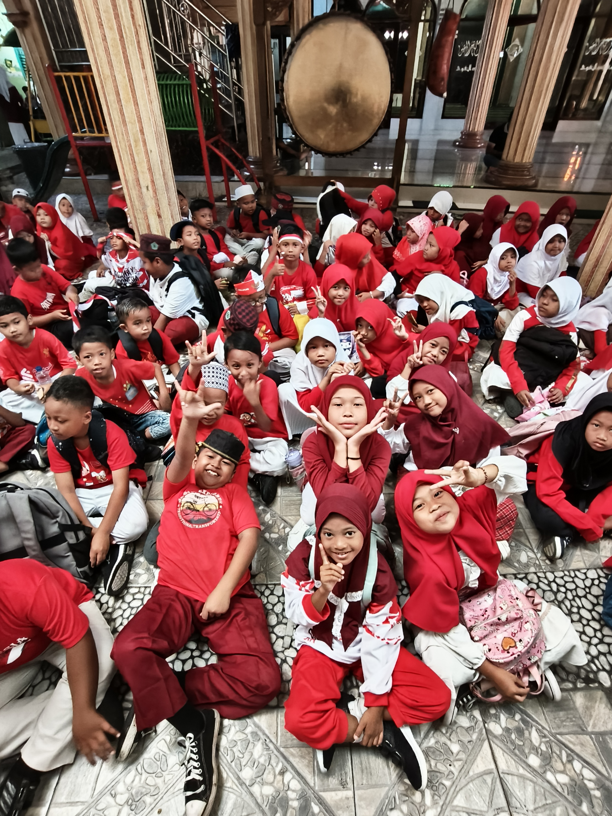 MI Darul Muttaqin Gelar Doa, Makan Bersama, dan Pentas Seni Sambut Hari Kemerdekaan