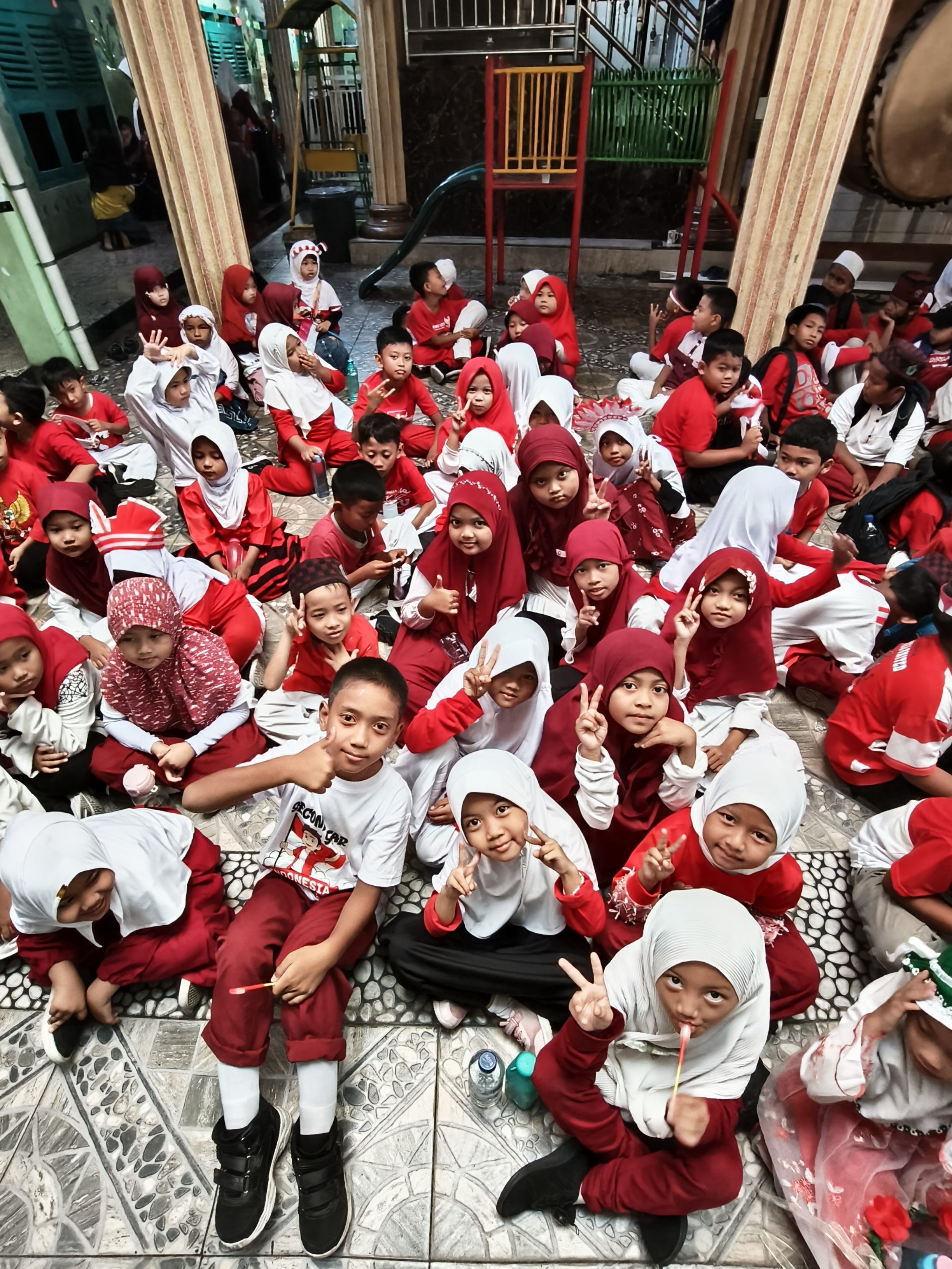 MI Darul Muttaqin Gelar Doa, Makan Bersama, dan Pentas Seni Sambut Hari Kemerdekaan