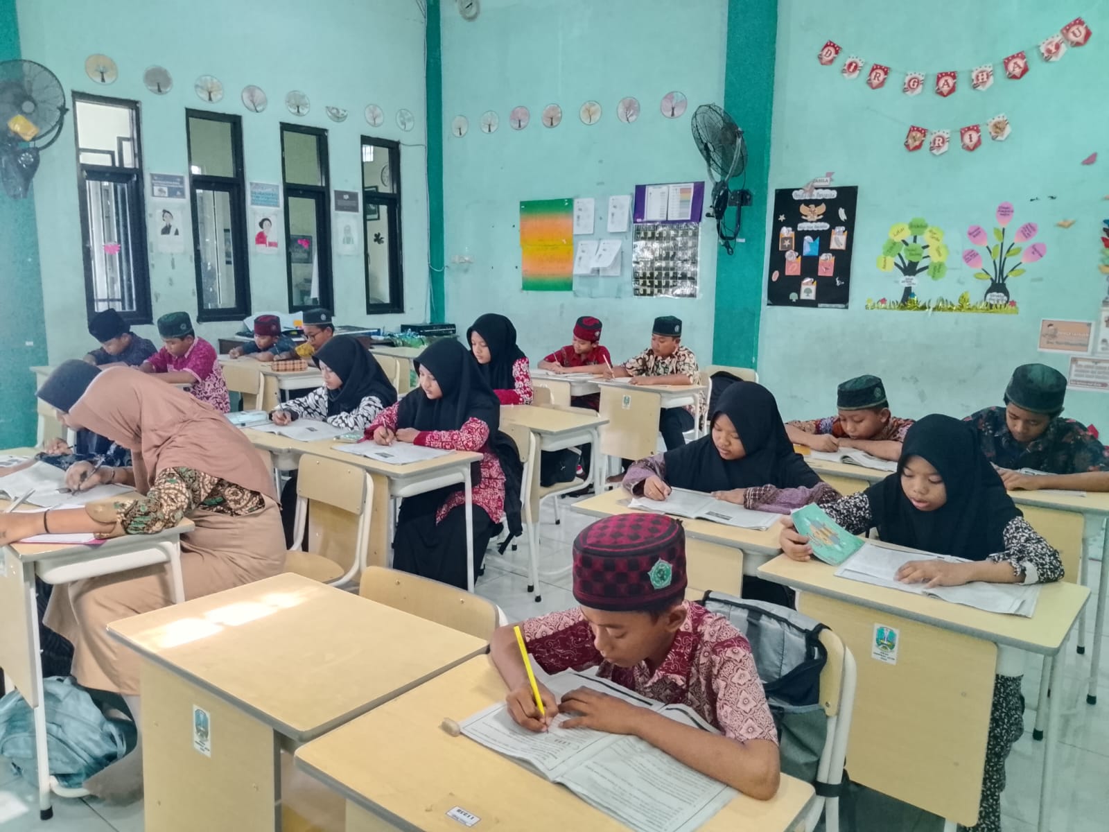 MI Darul Muttaqin Rayakan Hari Batik Nasional 2025: Menumbuhkan Cinta Budaya Melalui Karya dan Identitas Bangsa