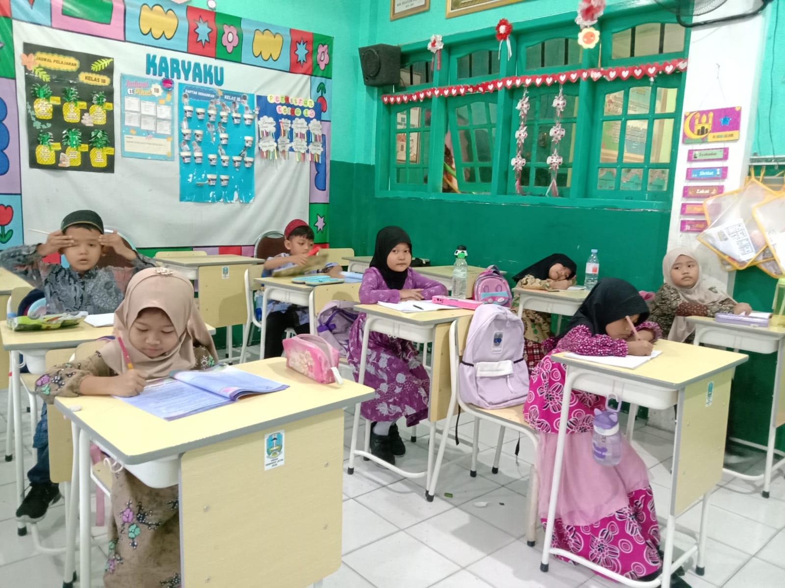 MI Darul Muttaqin Rayakan Hari Batik Nasional 2025: Menumbuhkan Cinta Budaya Melalui Karya dan Identitas Bangsa