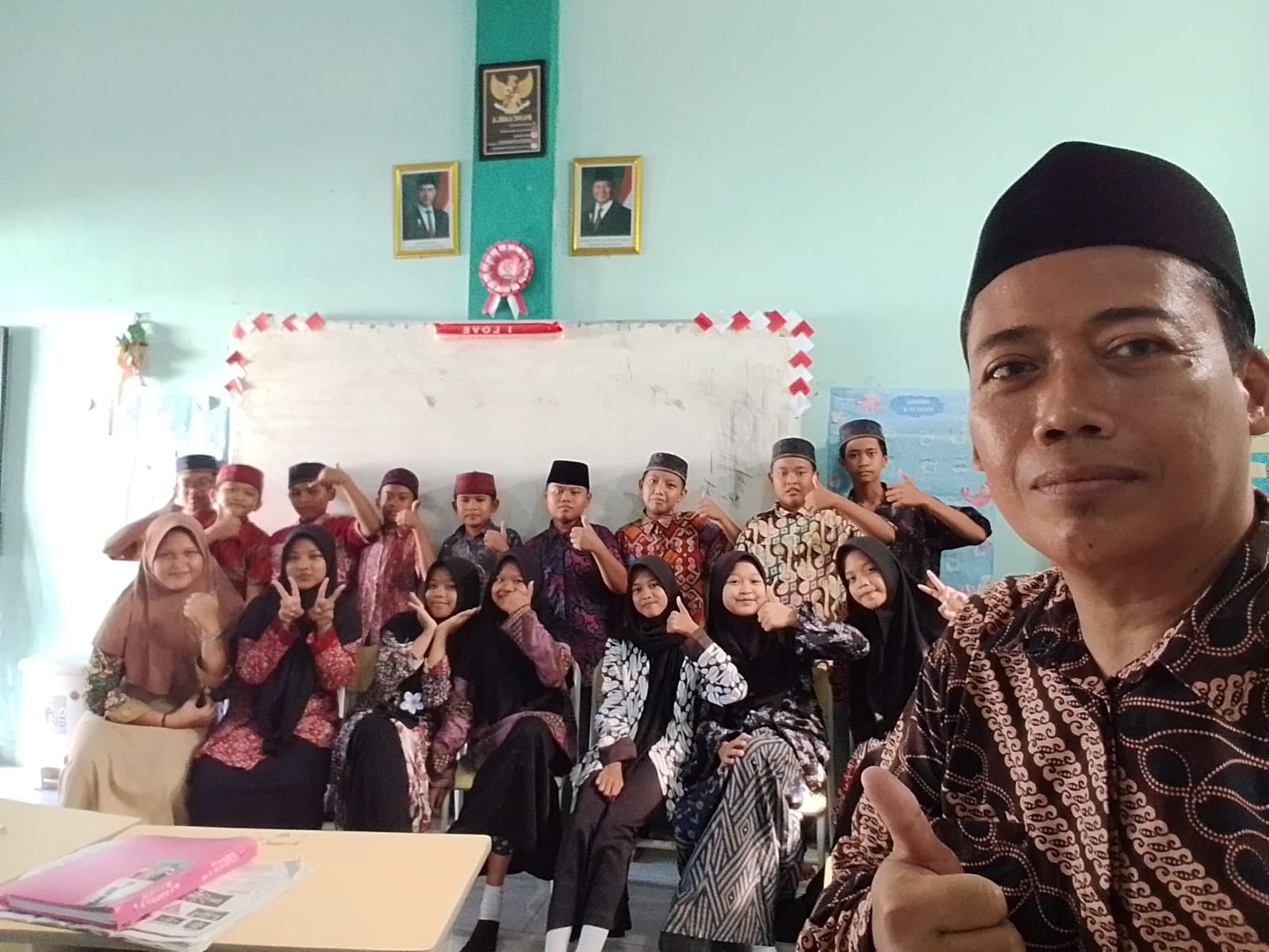 MI Darul Muttaqin Rayakan Hari Batik Nasional 2025: Menumbuhkan Cinta Budaya Melalui Karya dan Identitas Bangsa