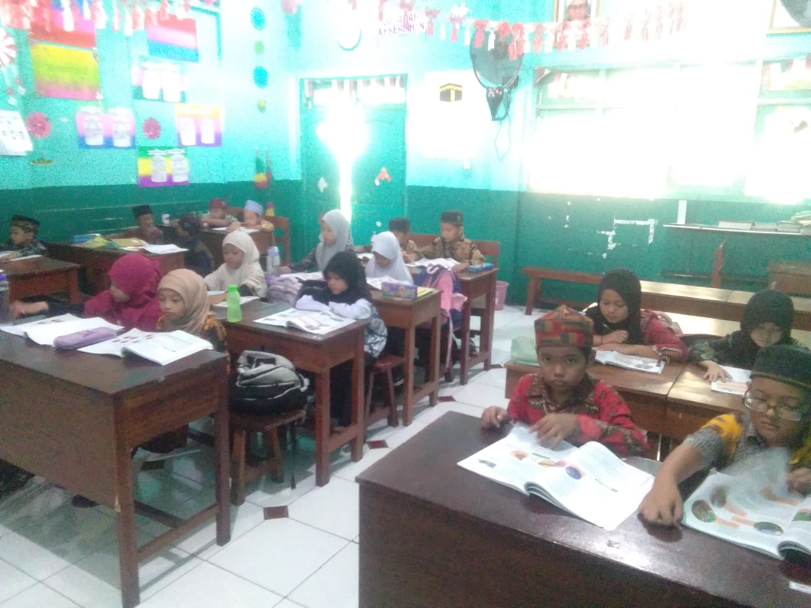 MI Darul Muttaqin Rayakan Hari Batik Nasional 2025: Menumbuhkan Cinta Budaya Melalui Karya dan Identitas Bangsa