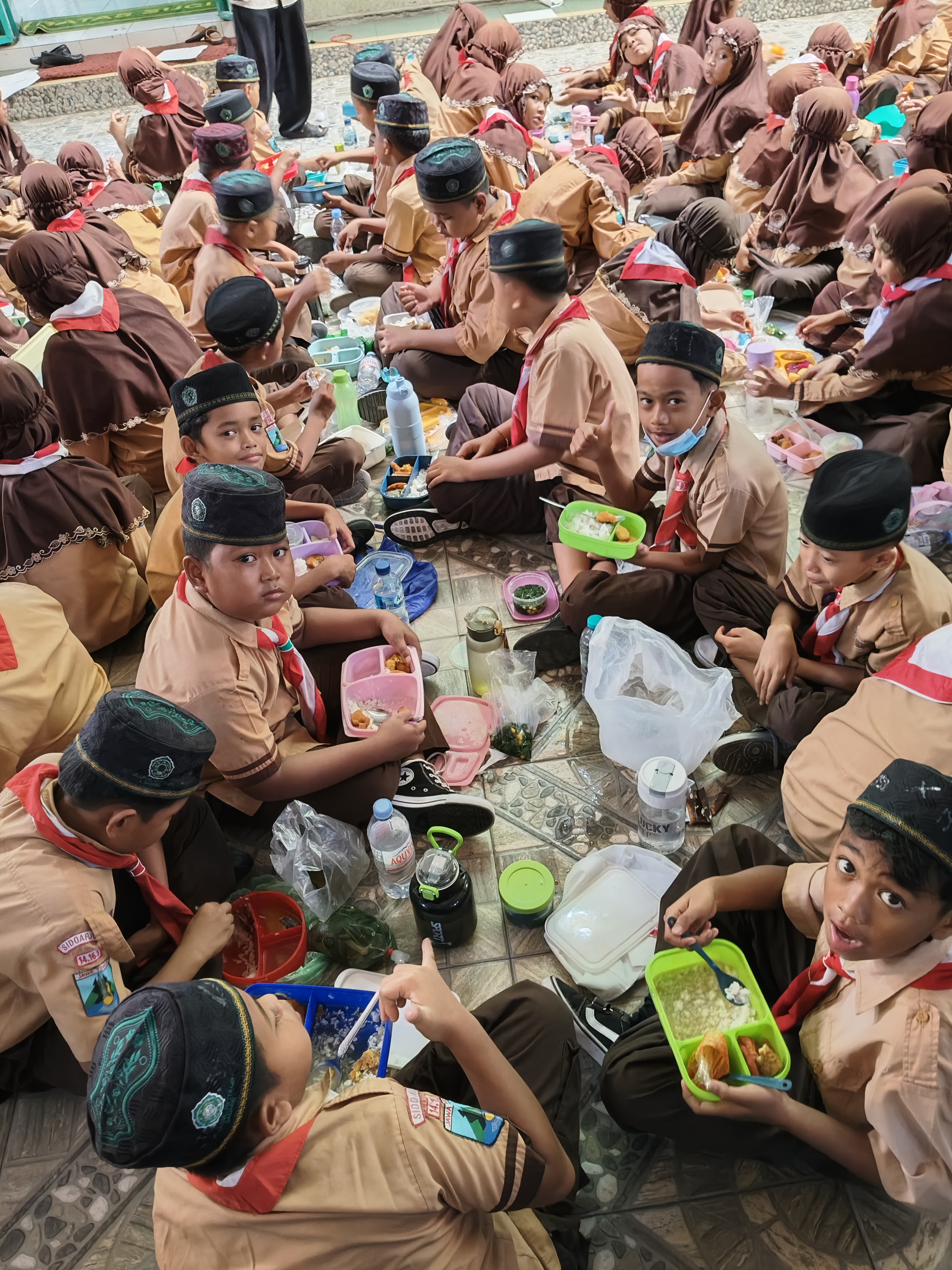 MI Darul Muttaqin Gelar Kegiatan &ldquo;Jumat Sehat&rdquo; dengan Menu Bergizi dan Edukasi Gaya Hidup Sehat untuk Siswa-Siswi
