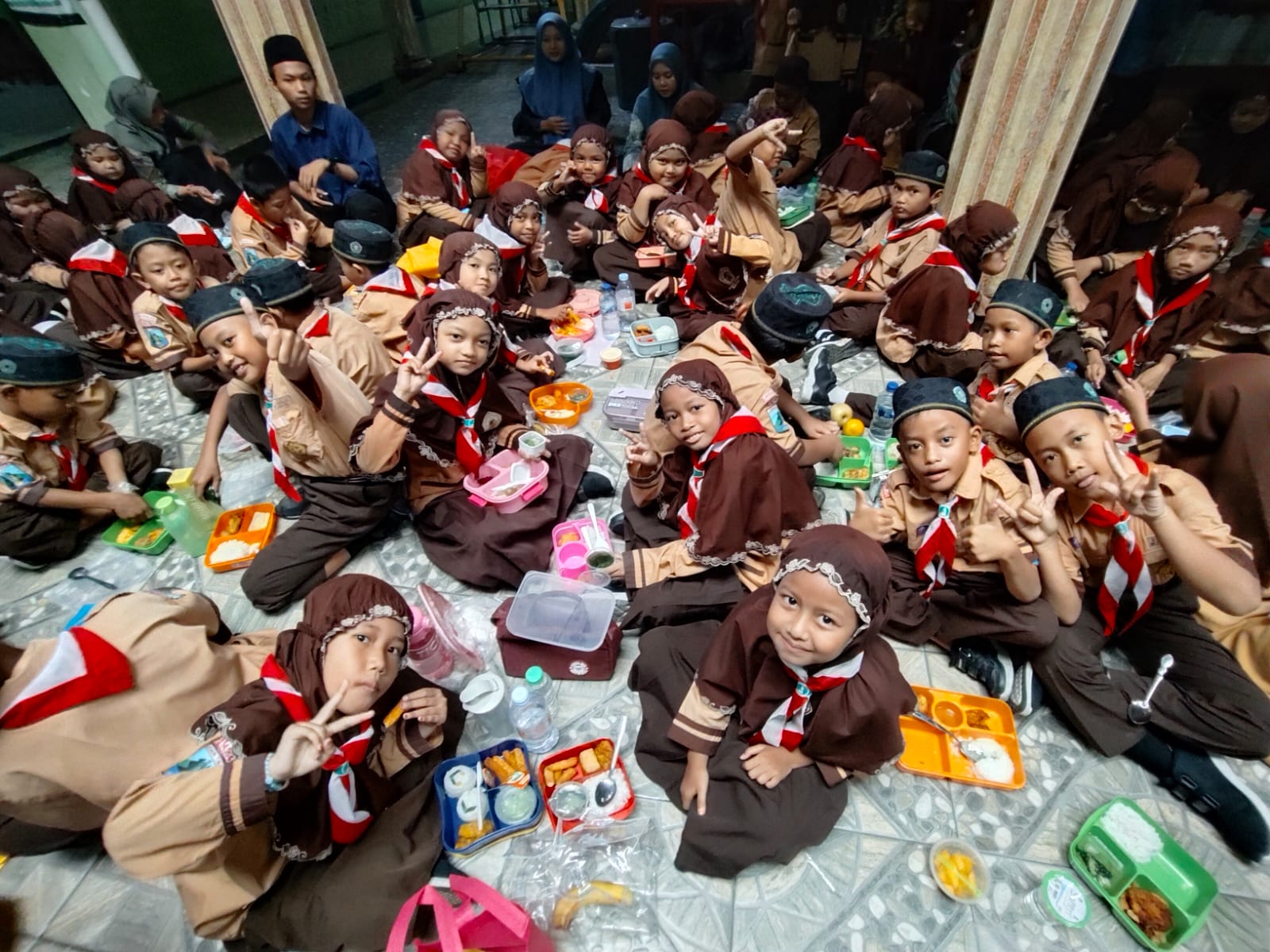 MI Darul Muttaqin Gelar Kegiatan &ldquo;Jumat Sehat&rdquo; dengan Menu Bergizi dan Edukasi Gaya Hidup Sehat untuk Siswa-Siswi