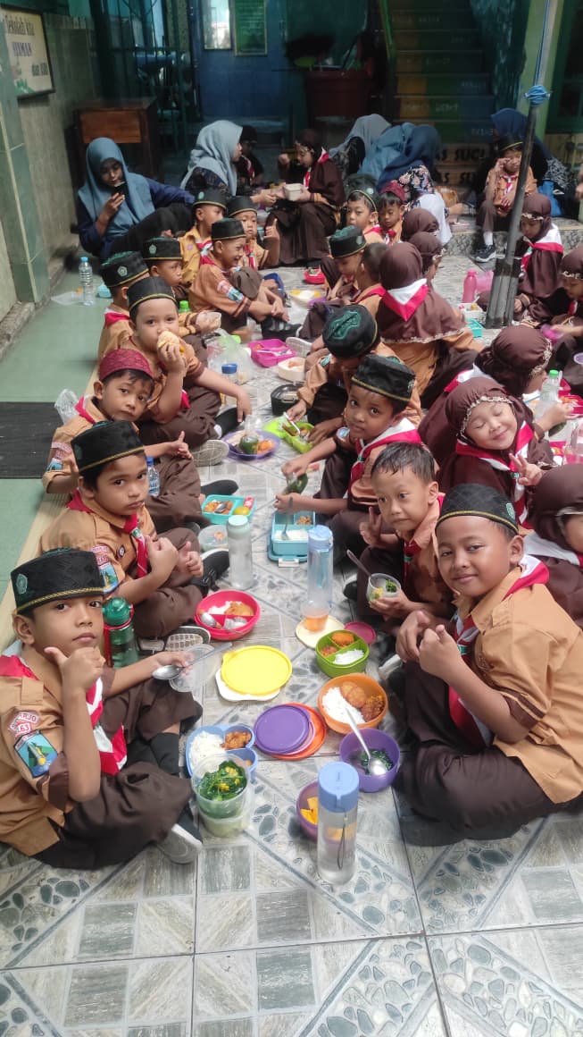 MI Darul Muttaqin Gelar Kegiatan &ldquo;Jumat Sehat&rdquo; dengan Menu Bergizi dan Edukasi Gaya Hidup Sehat untuk Siswa-Siswi