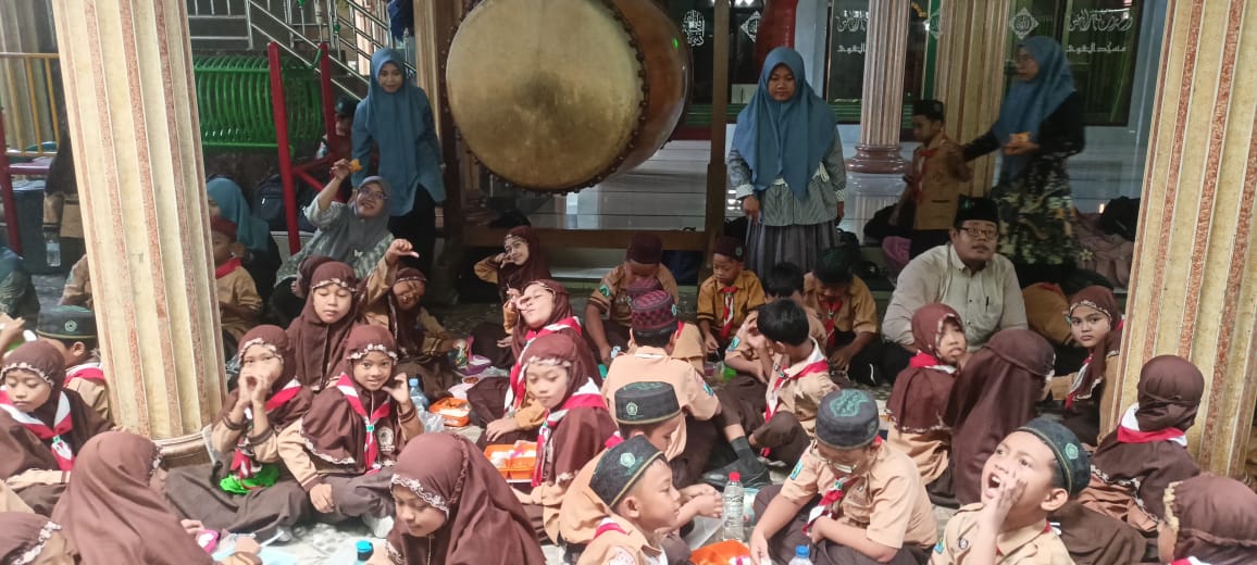 MI Darul Muttaqin Gelar Kegiatan &ldquo;Jumat Sehat&rdquo; dengan Menu Bergizi dan Edukasi Gaya Hidup Sehat untuk Siswa-Siswi