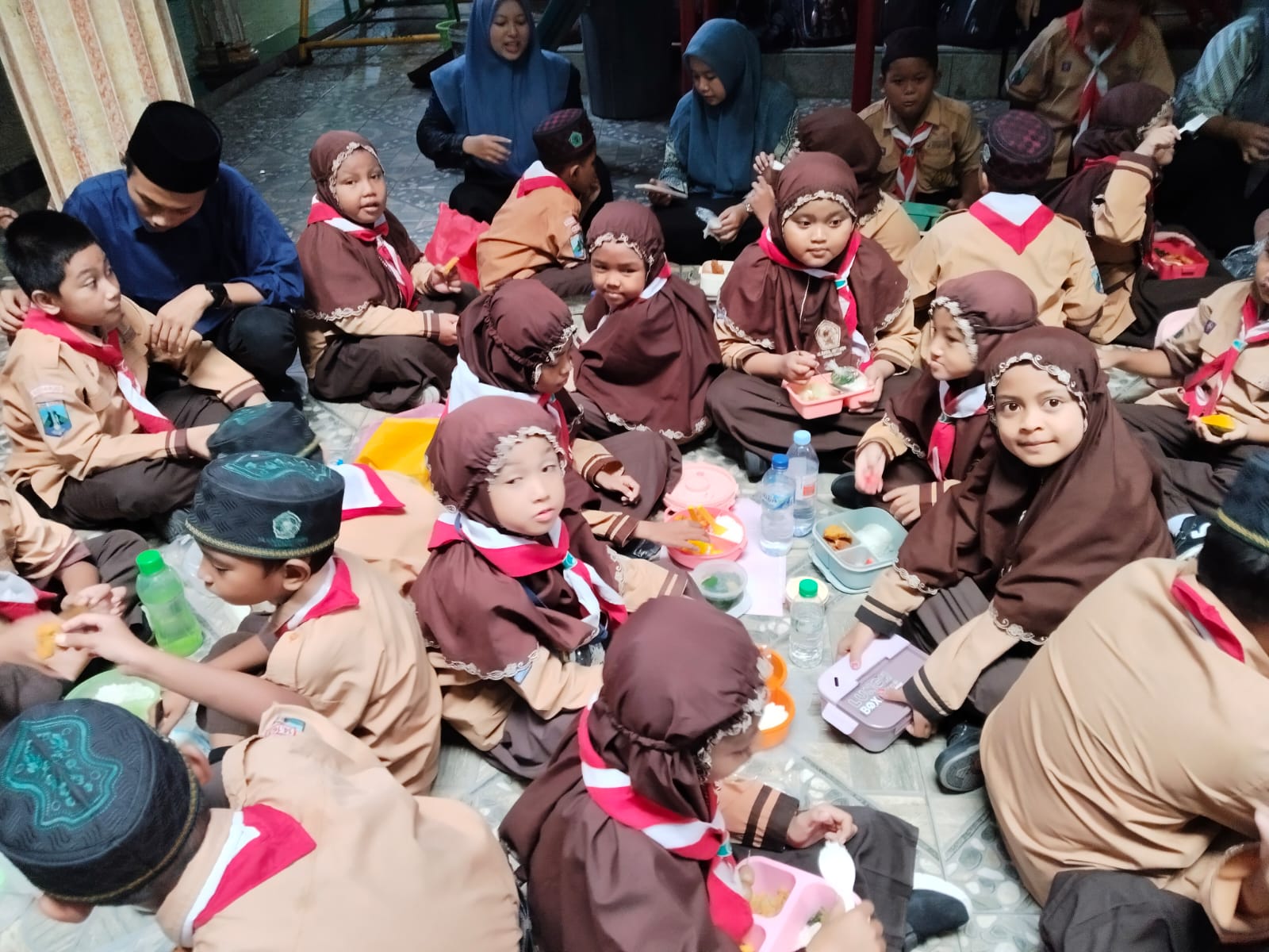 MI Darul Muttaqin Gelar Kegiatan &ldquo;Jumat Sehat&rdquo; dengan Menu Bergizi dan Edukasi Gaya Hidup Sehat untuk Siswa-Siswi