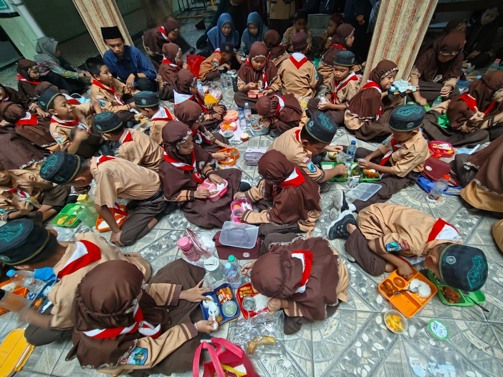 MI Darul Muttaqin Gelar Kegiatan &ldquo;Jumat Sehat&rdquo; dengan Menu Bergizi dan Edukasi Gaya Hidup Sehat untuk Siswa-Siswi