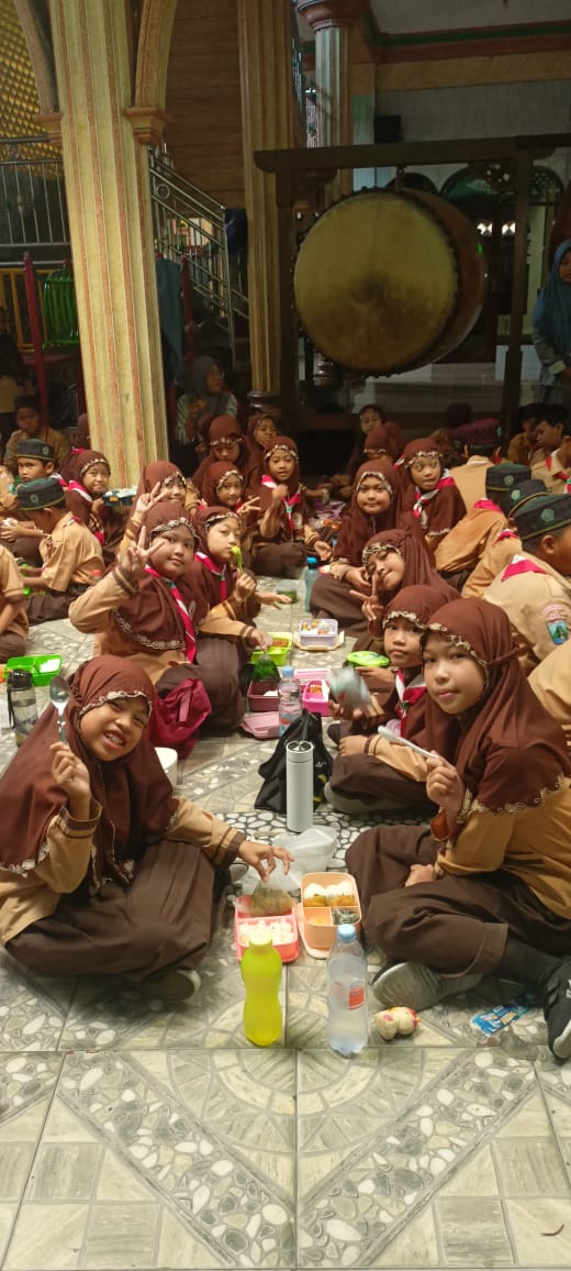 MI Darul Muttaqin Gelar Kegiatan &ldquo;Jumat Sehat&rdquo; dengan Menu Bergizi dan Edukasi Gaya Hidup Sehat untuk Siswa-Siswi