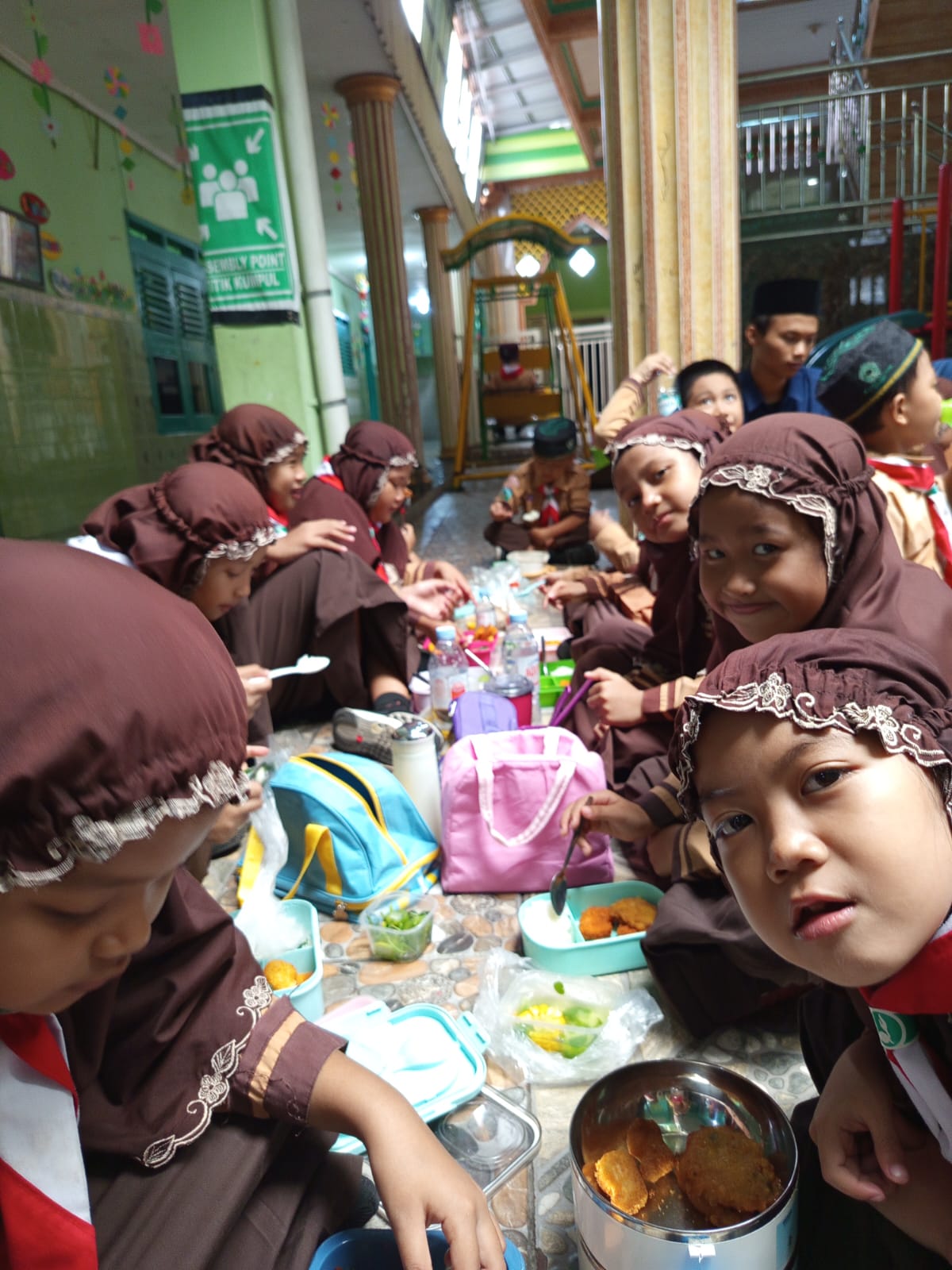 MI Darul Muttaqin Gelar Kegiatan &ldquo;Jumat Sehat&rdquo; dengan Menu Bergizi dan Edukasi Gaya Hidup Sehat untuk Siswa-Siswi