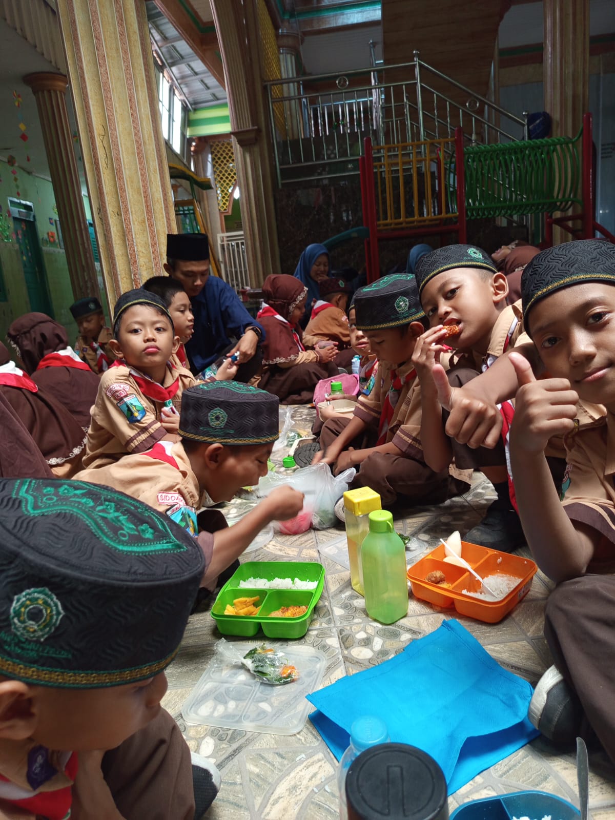 MI Darul Muttaqin Gelar Kegiatan &ldquo;Jumat Sehat&rdquo; dengan Menu Bergizi dan Edukasi Gaya Hidup Sehat untuk Siswa-Siswi