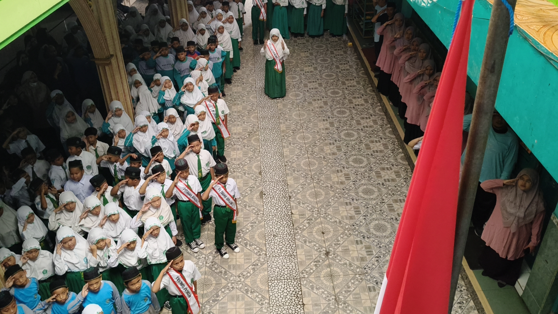 Semangat Kepahlawanan Menyala di MI Darul Muttaqin: Menggelar Upacara Hari Pahlawan Nasional 10 November 2025