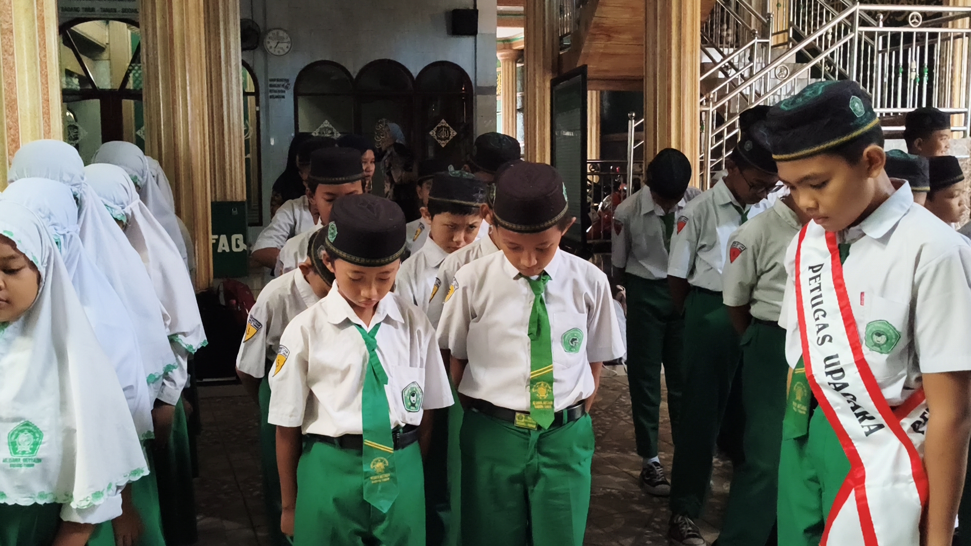 Semangat Kepahlawanan Menyala di MI Darul Muttaqin: Menggelar Upacara Hari Pahlawan Nasional 10 November 2025