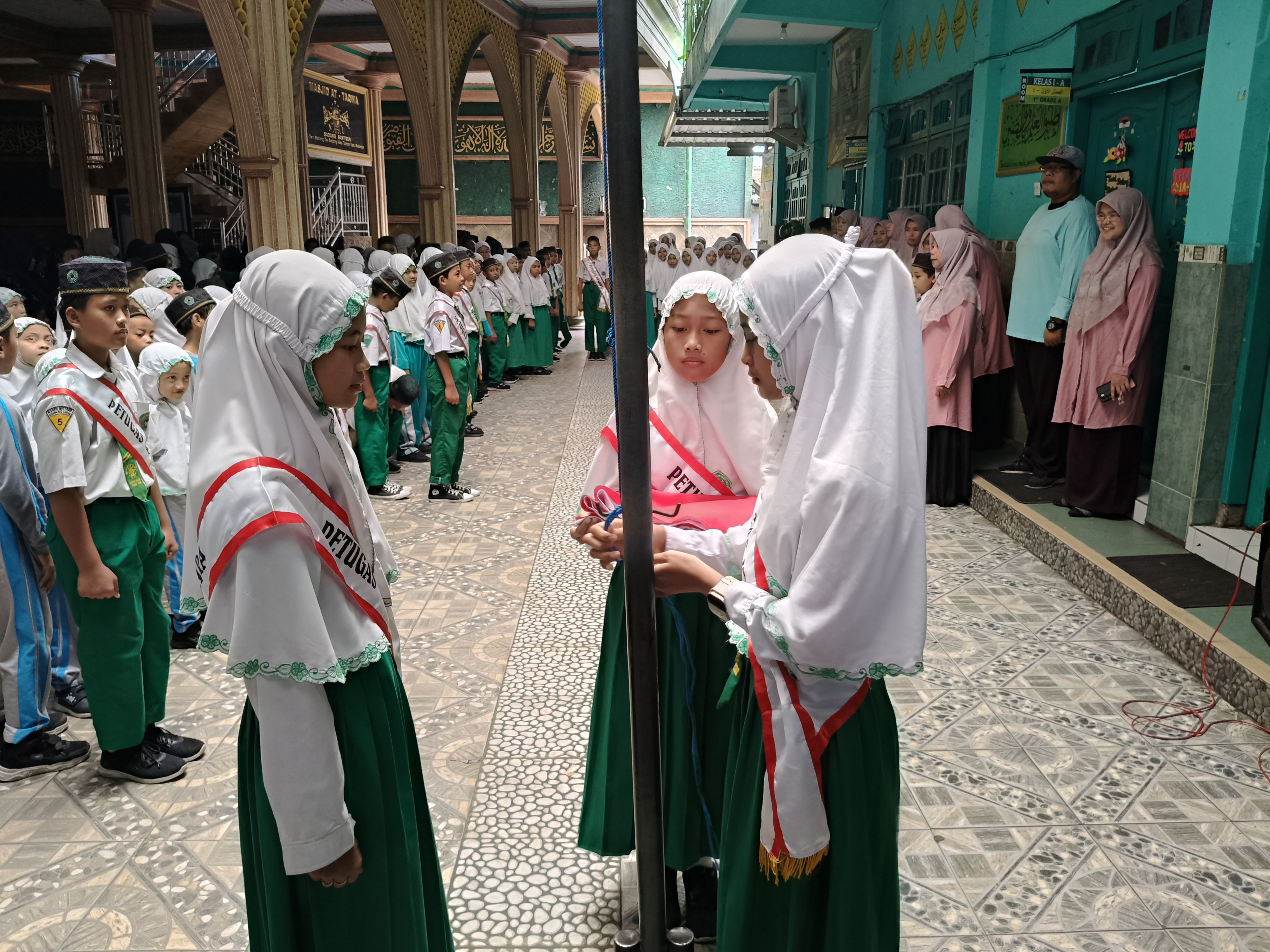 Semangat Kepahlawanan Menyala di MI Darul Muttaqin: Menggelar Upacara Hari Pahlawan Nasional 10 November 2025