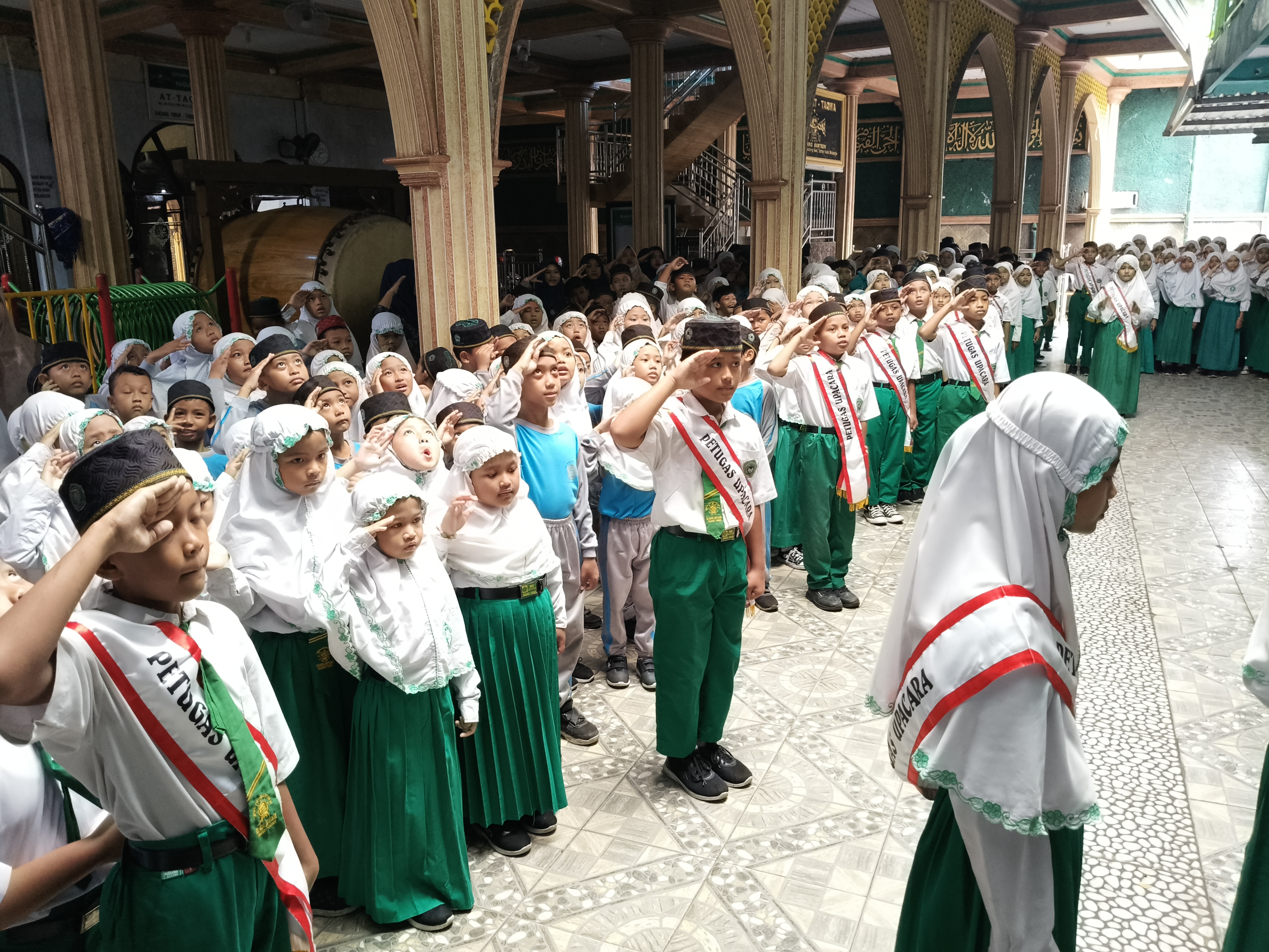 Semangat Kepahlawanan Menyala di MI Darul Muttaqin: Menggelar Upacara Hari Pahlawan Nasional 10 November 2025