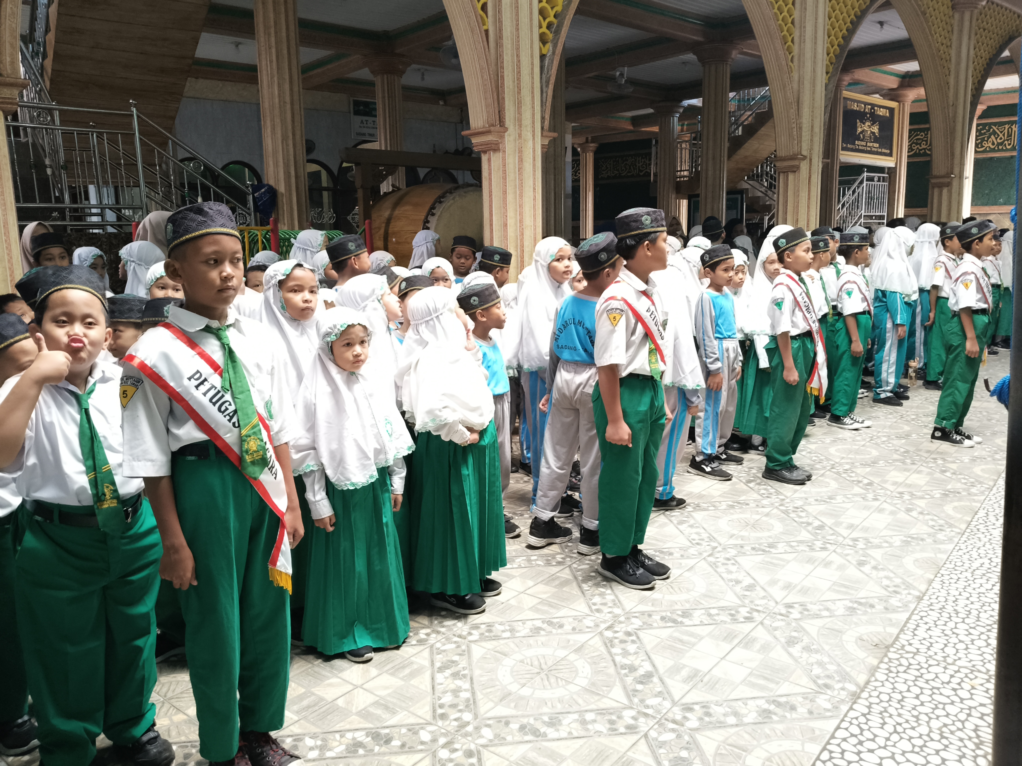 Semangat Kepahlawanan Menyala di MI Darul Muttaqin: Menggelar Upacara Hari Pahlawan Nasional 10 November 2025