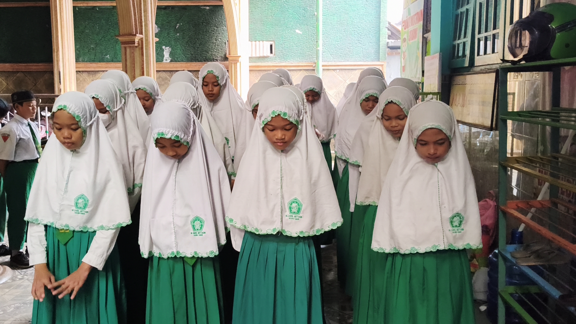 Semangat Kepahlawanan Menyala di MI Darul Muttaqin: Menggelar Upacara Hari Pahlawan Nasional 10 November 2025