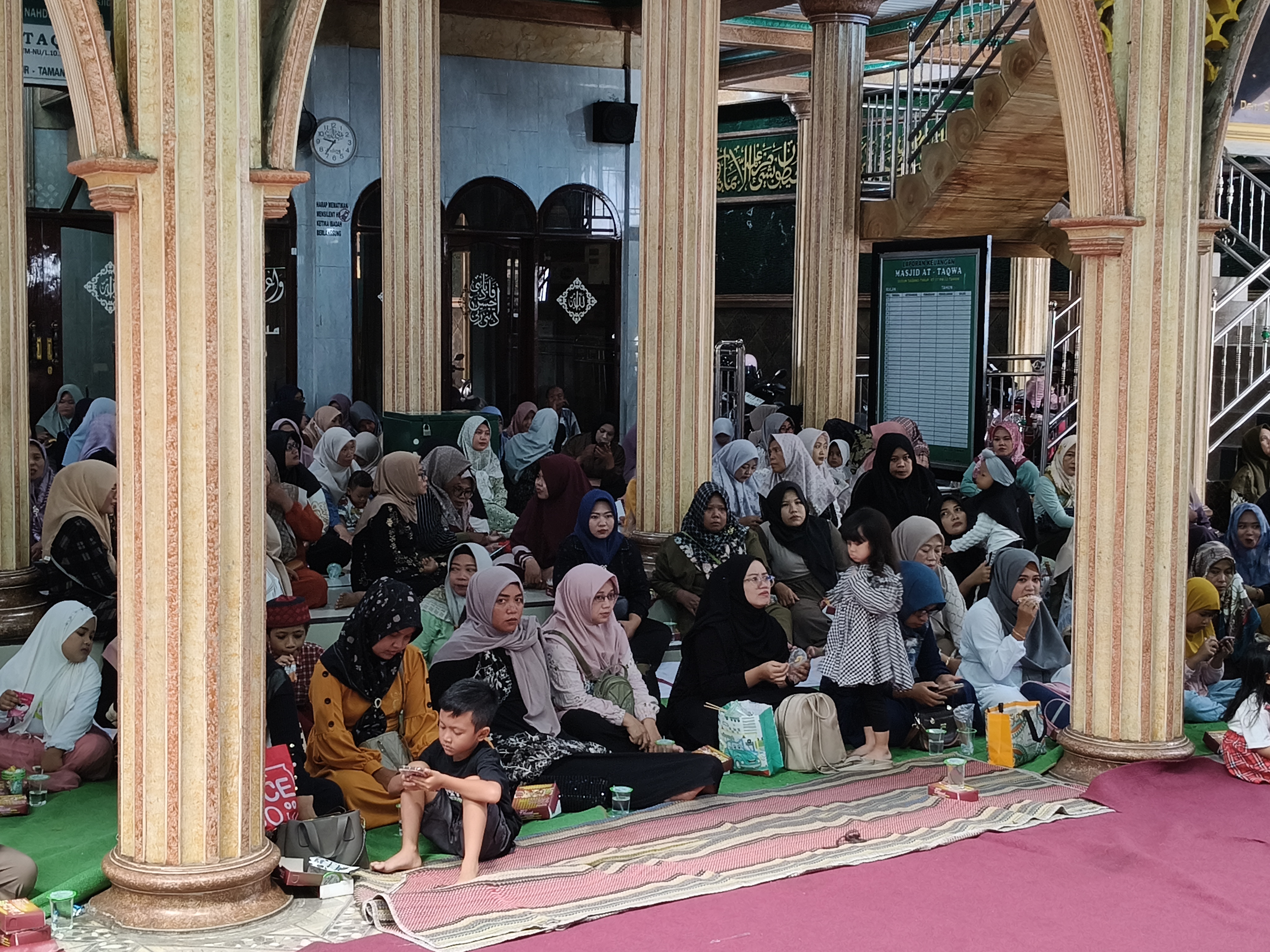 Gebyar Panggung Kreasi dan Pengambilan Hasil Evaluasi Belajar Semester Ganjil MI Darul Muttaqin Berlangsung Meriah