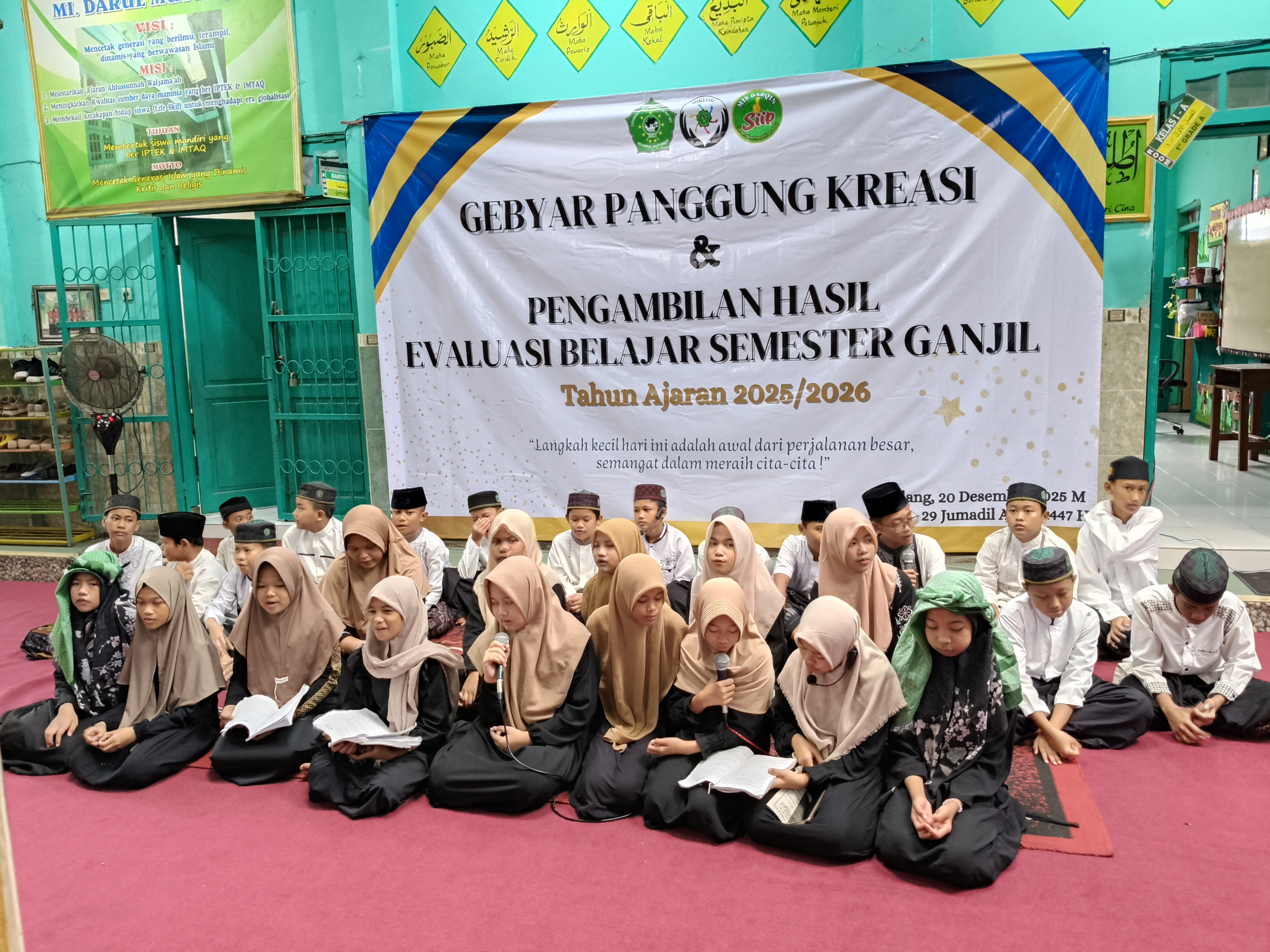 Gebyar Panggung Kreasi dan Pengambilan Hasil Evaluasi Belajar Semester Ganjil MI Darul Muttaqin Berlangsung Meriah
