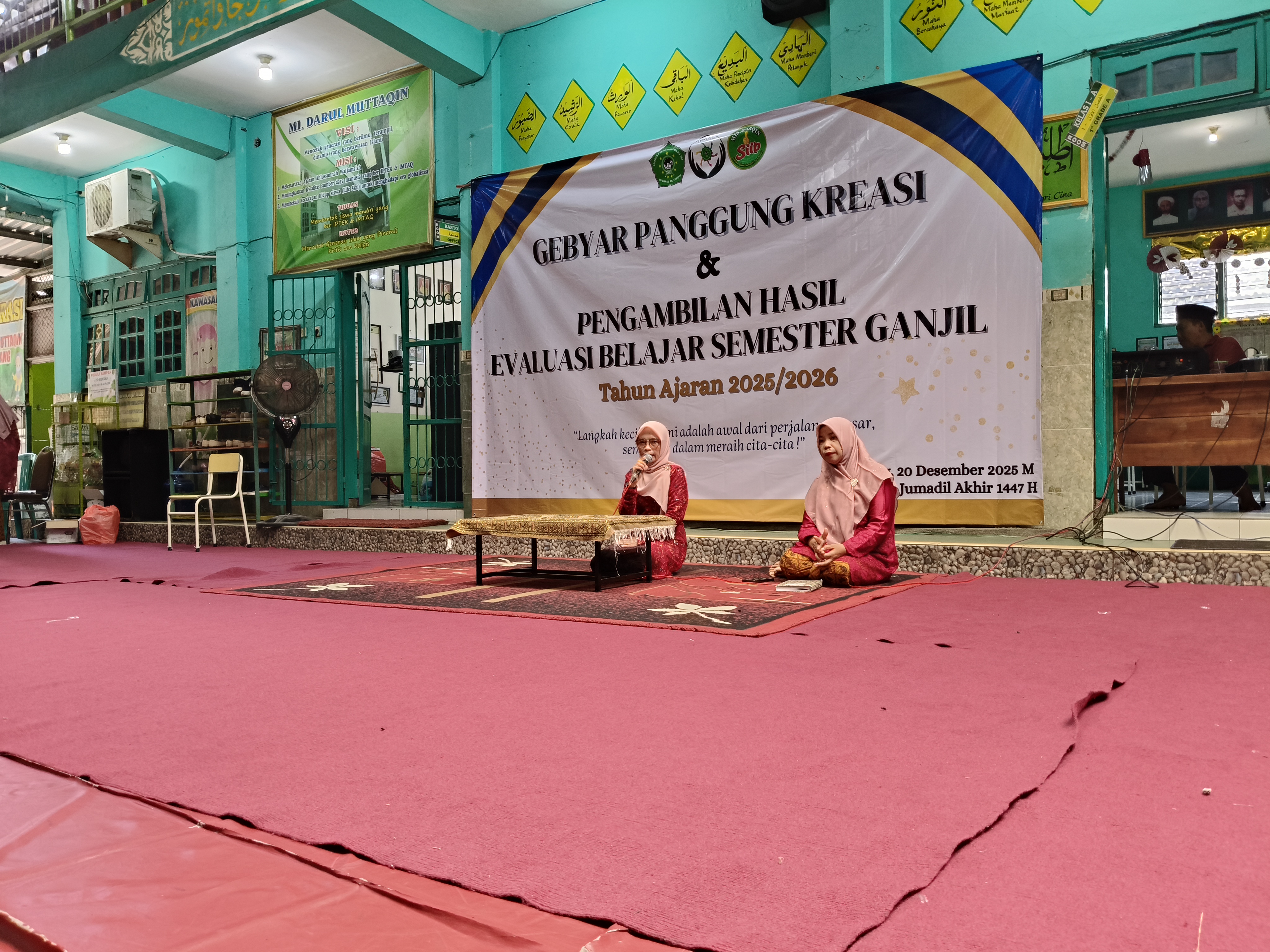 Gebyar Panggung Kreasi dan Pengambilan Hasil Evaluasi Belajar Semester Ganjil MI Darul Muttaqin Berlangsung Meriah