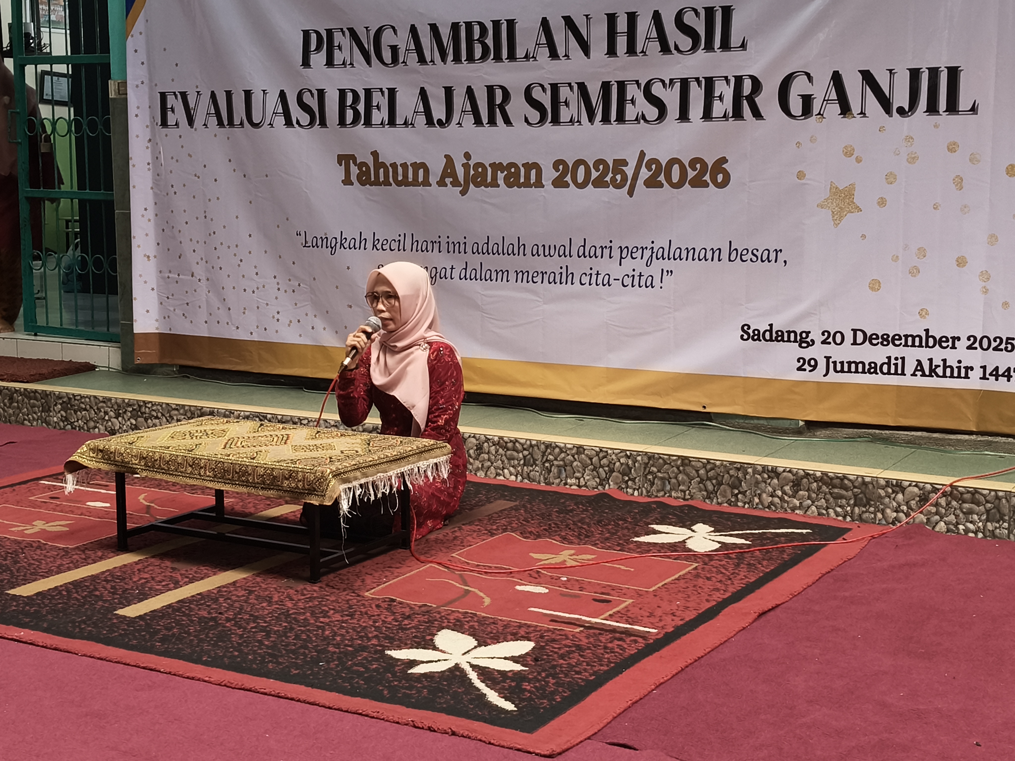 Gebyar Panggung Kreasi dan Pengambilan Hasil Evaluasi Belajar Semester Ganjil MI Darul Muttaqin Berlangsung Meriah