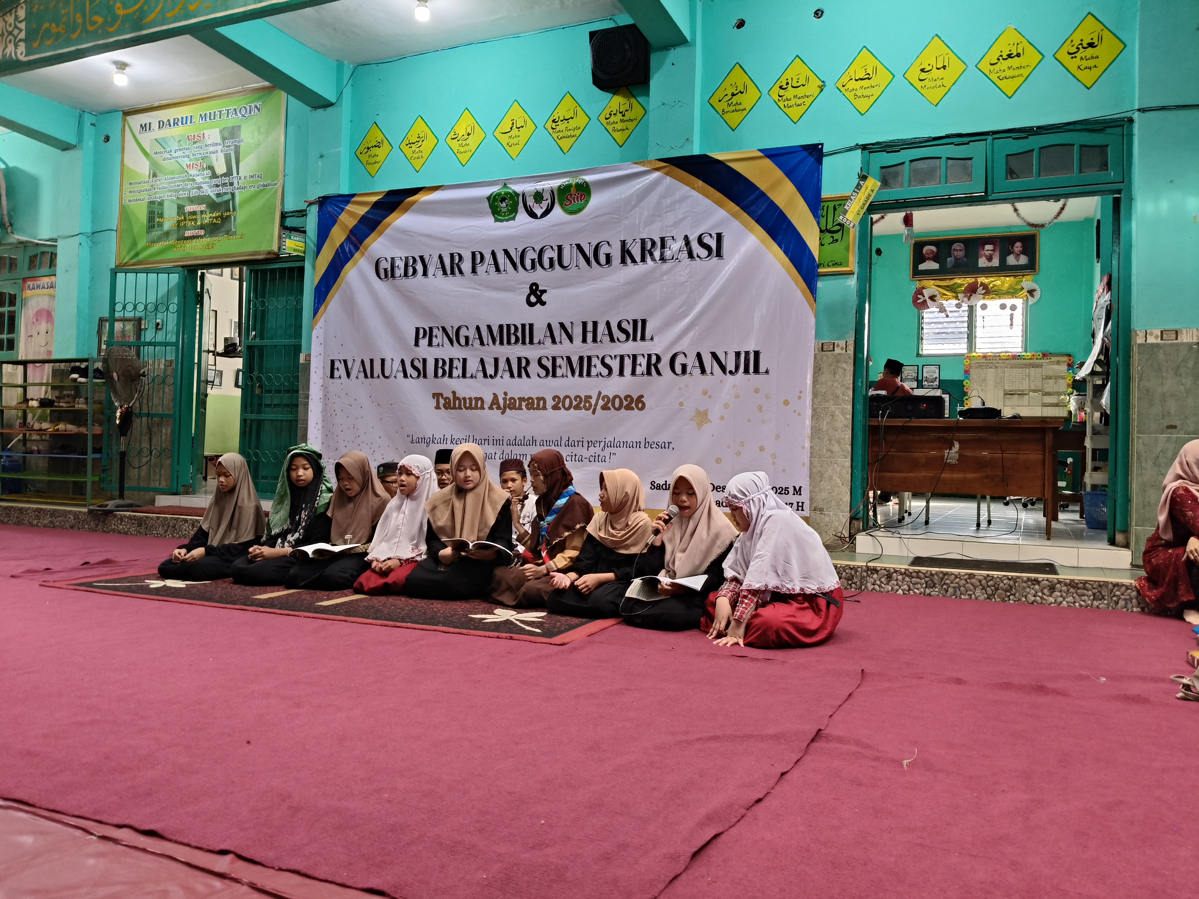 Gebyar Panggung Kreasi dan Pengambilan Hasil Evaluasi Belajar Semester Ganjil MI Darul Muttaqin Berlangsung Meriah