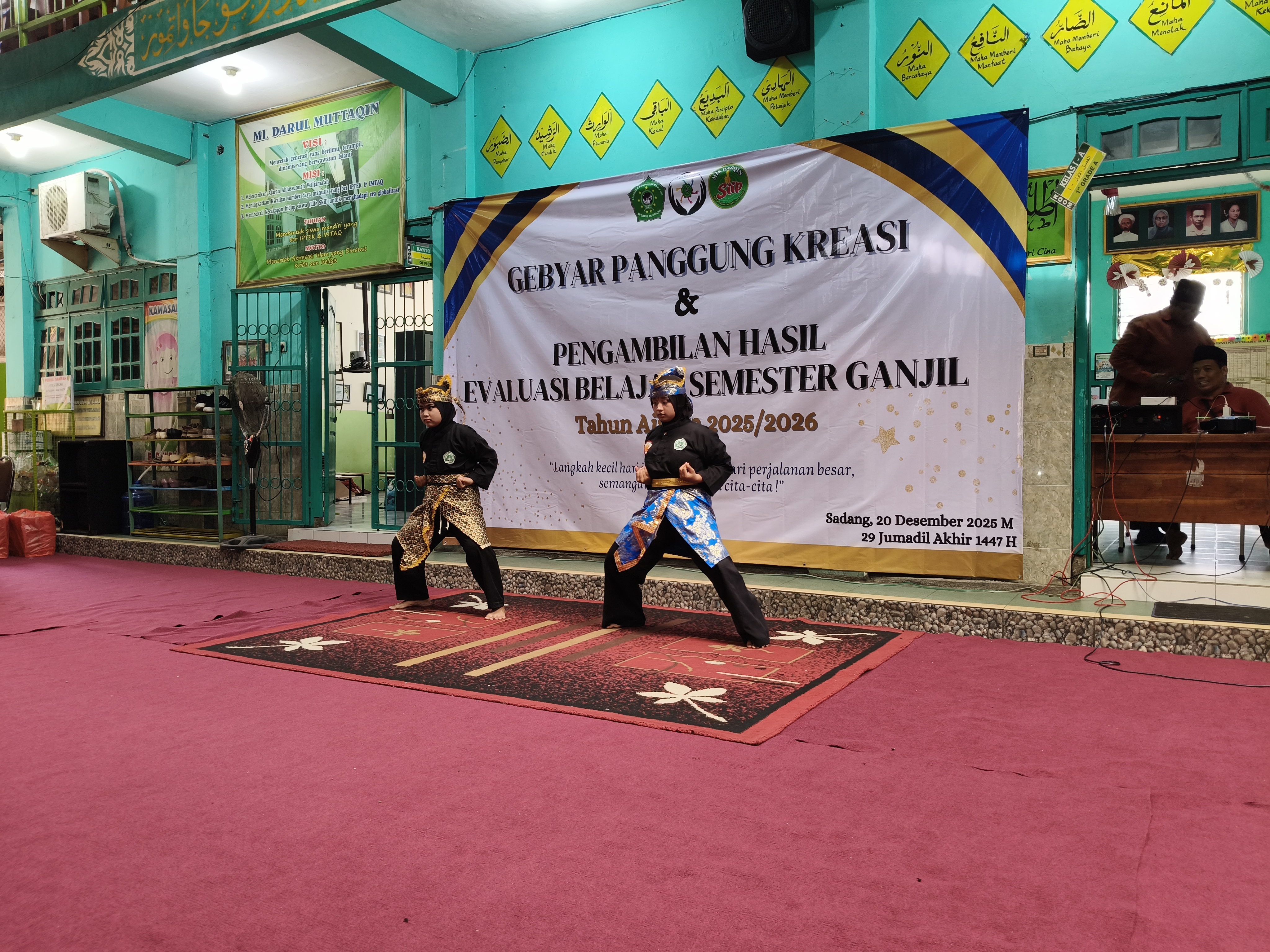 Gebyar Panggung Kreasi dan Pengambilan Hasil Evaluasi Belajar Semester Ganjil MI Darul Muttaqin Berlangsung Meriah