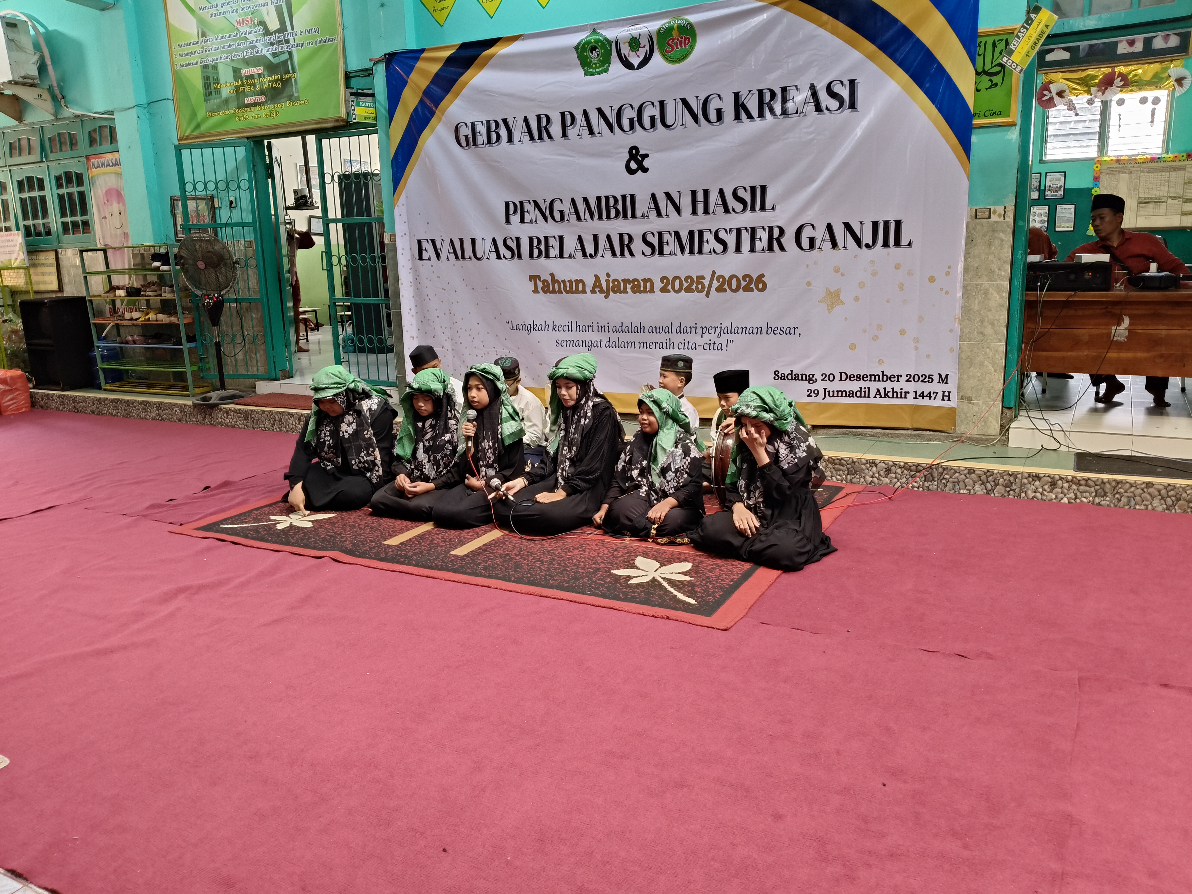 Gebyar Panggung Kreasi dan Pengambilan Hasil Evaluasi Belajar Semester Ganjil MI Darul Muttaqin Berlangsung Meriah