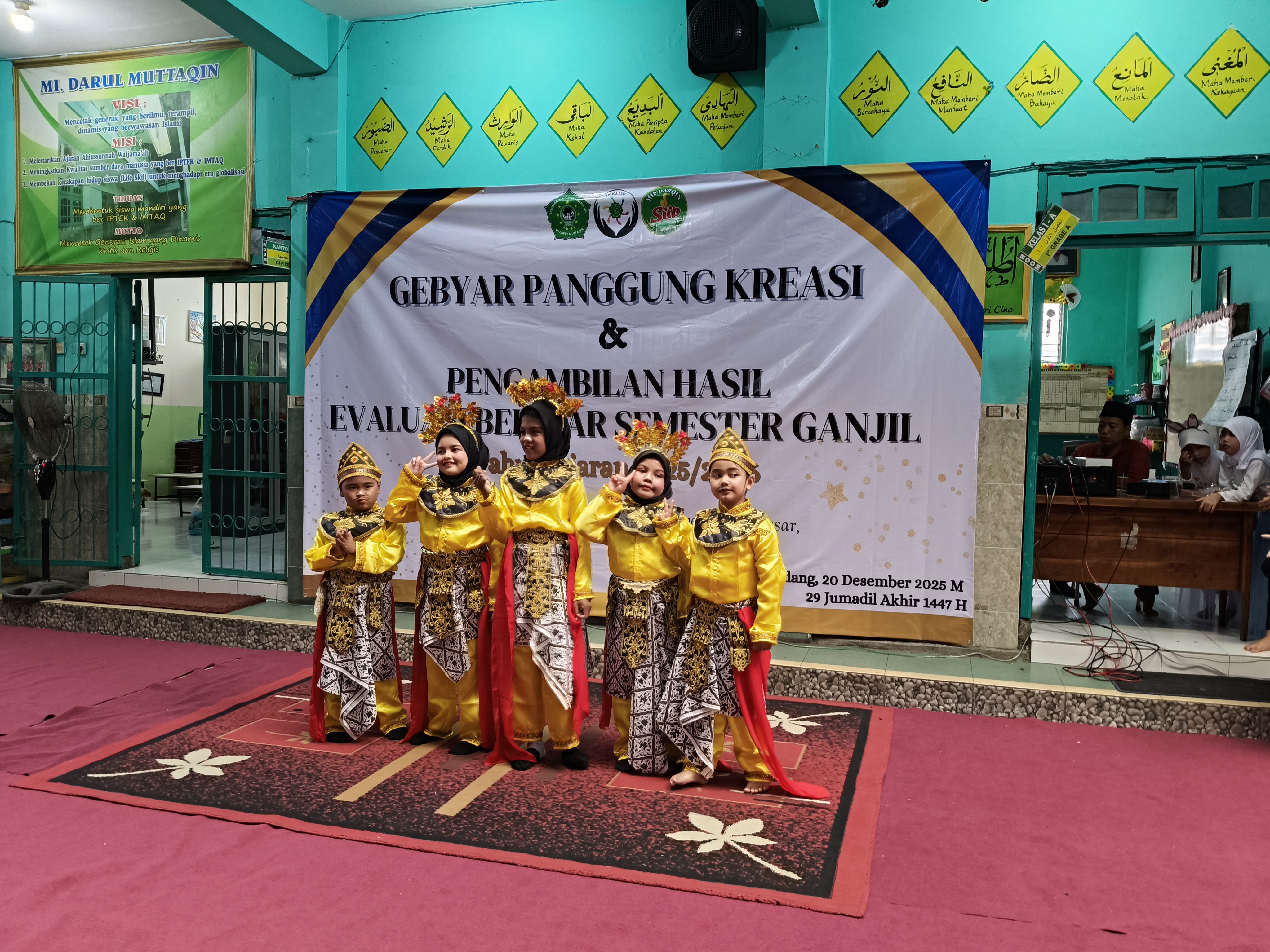 Gebyar Panggung Kreasi dan Pengambilan Hasil Evaluasi Belajar Semester Ganjil MI Darul Muttaqin Berlangsung Meriah