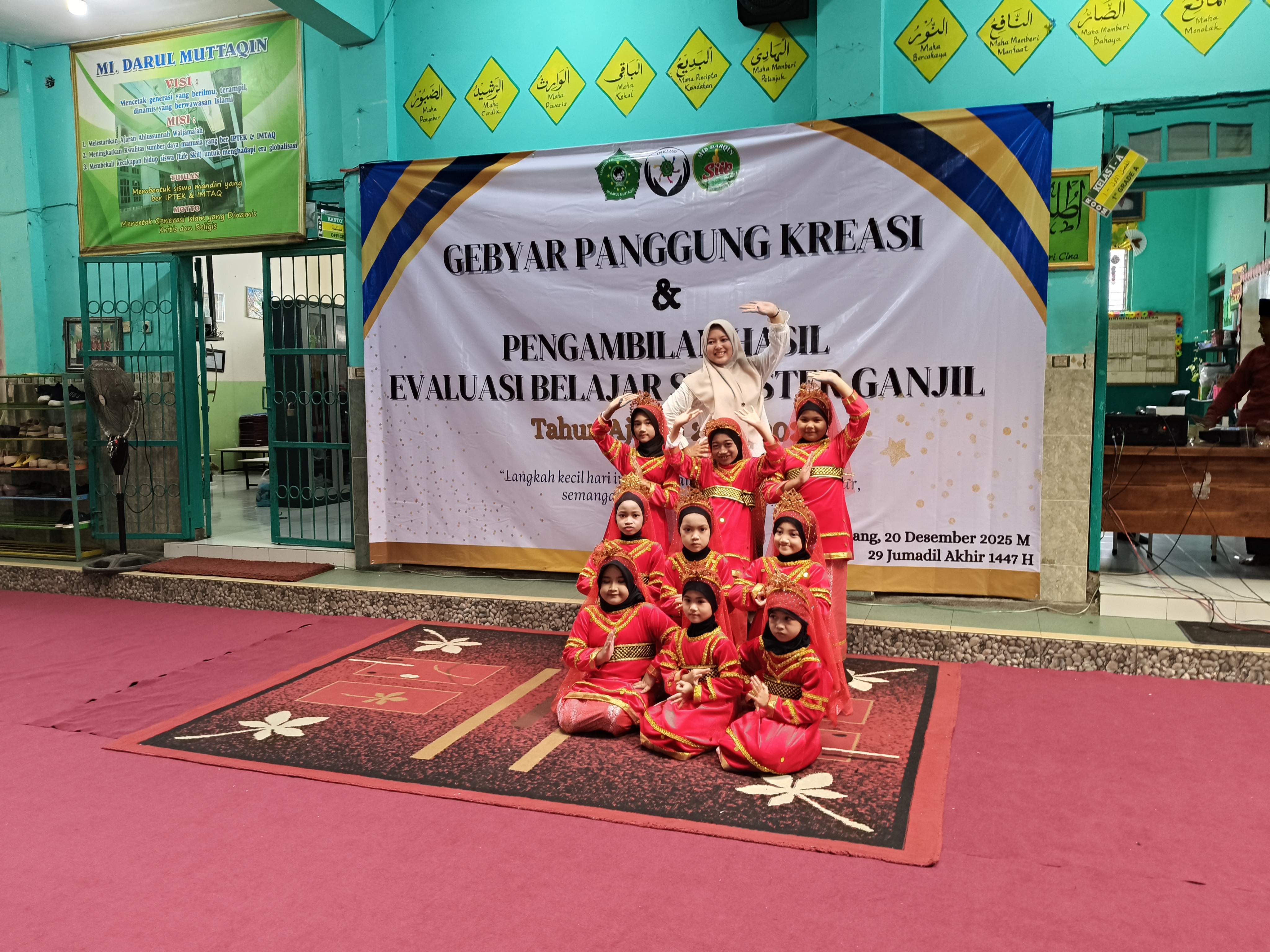 Gebyar Panggung Kreasi dan Pengambilan Hasil Evaluasi Belajar Semester Ganjil MI Darul Muttaqin Berlangsung Meriah