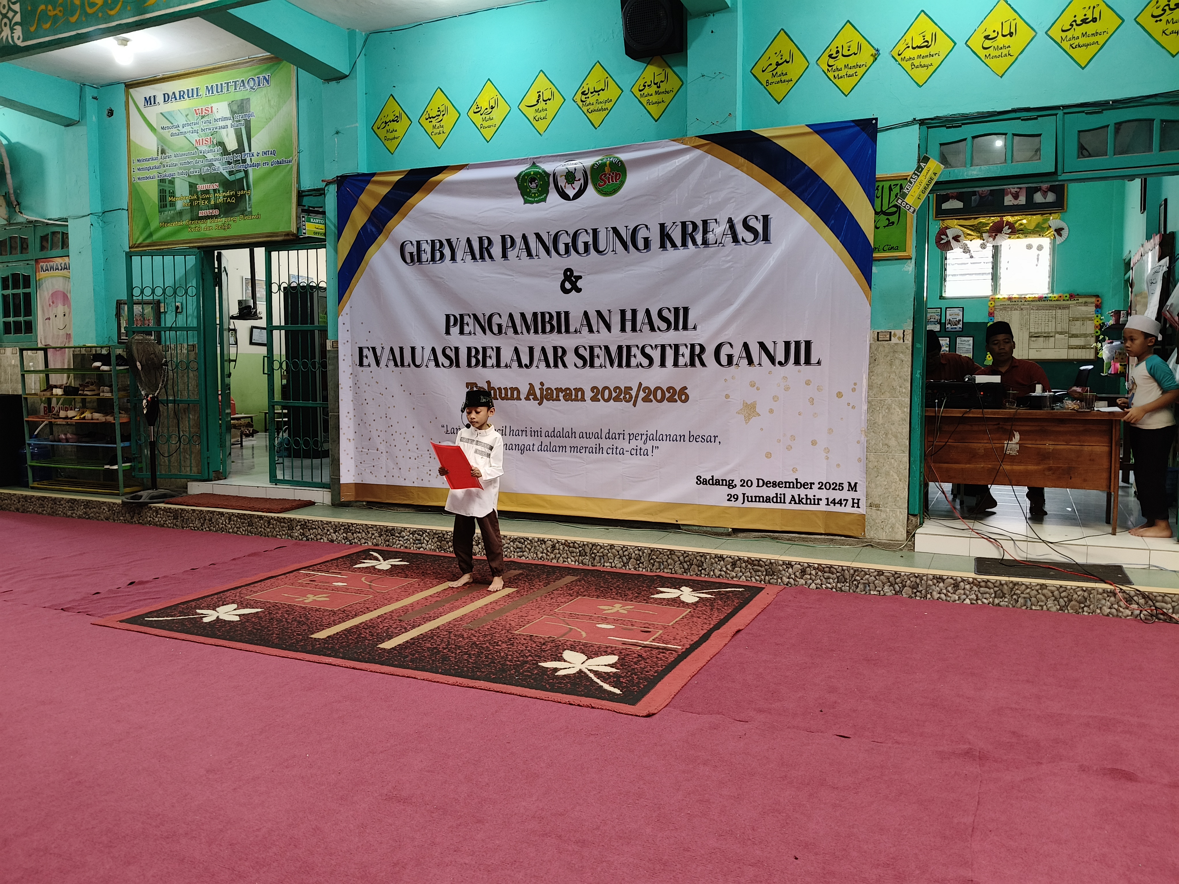 Gebyar Panggung Kreasi dan Pengambilan Hasil Evaluasi Belajar Semester Ganjil MI Darul Muttaqin Berlangsung Meriah