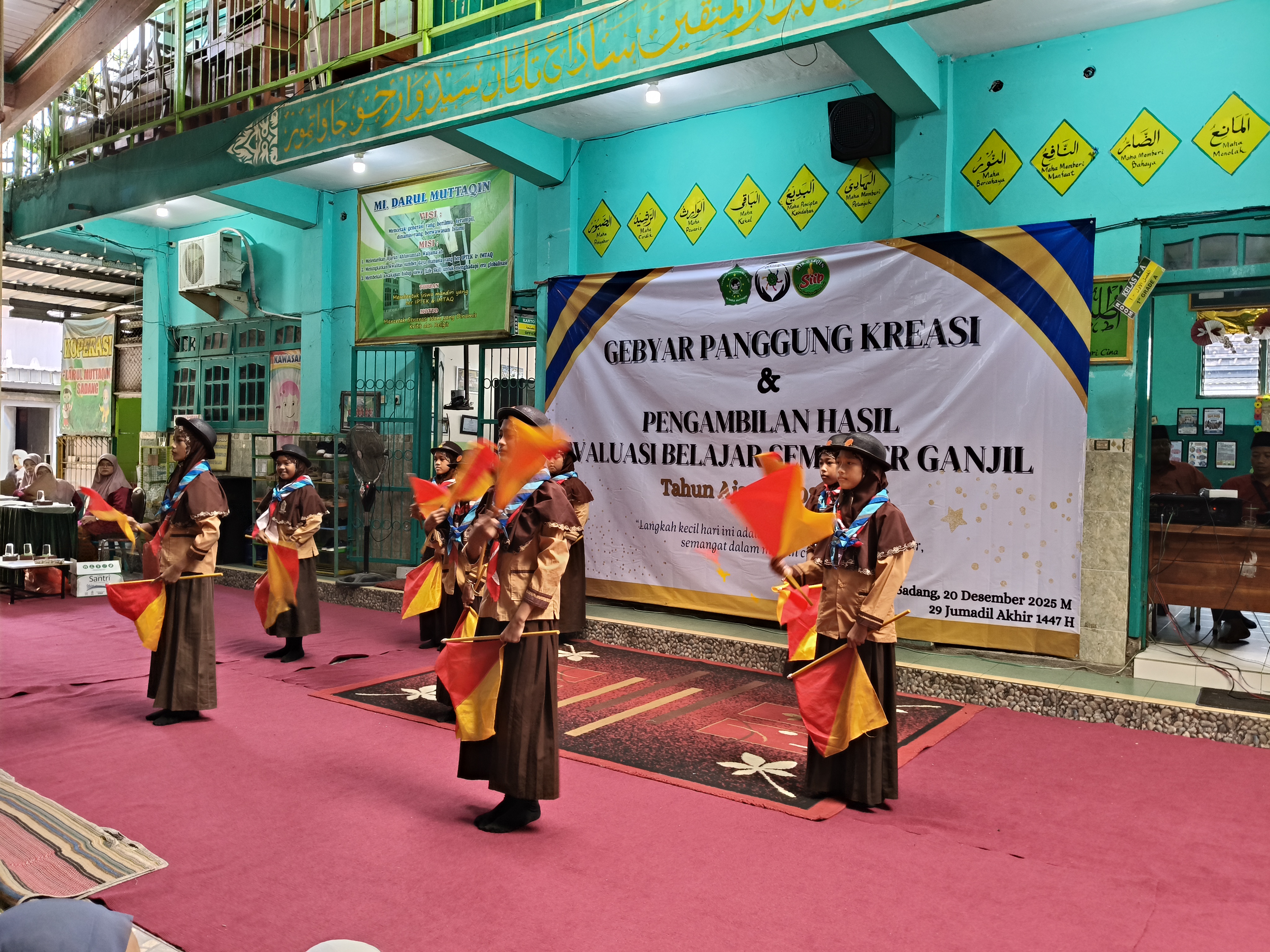 Gebyar Panggung Kreasi dan Pengambilan Hasil Evaluasi Belajar Semester Ganjil MI Darul Muttaqin Berlangsung Meriah
