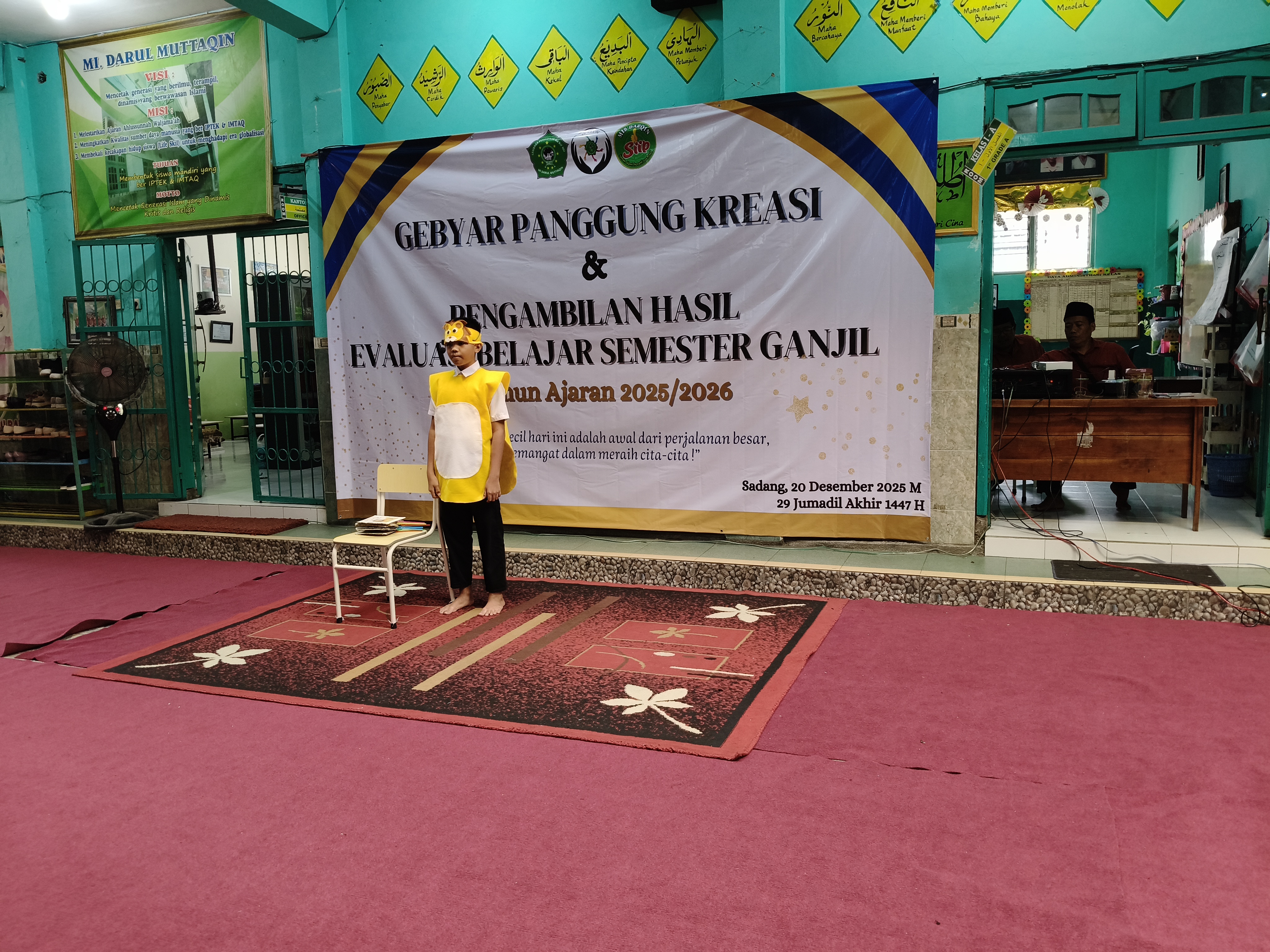 Gebyar Panggung Kreasi dan Pengambilan Hasil Evaluasi Belajar Semester Ganjil MI Darul Muttaqin Berlangsung Meriah