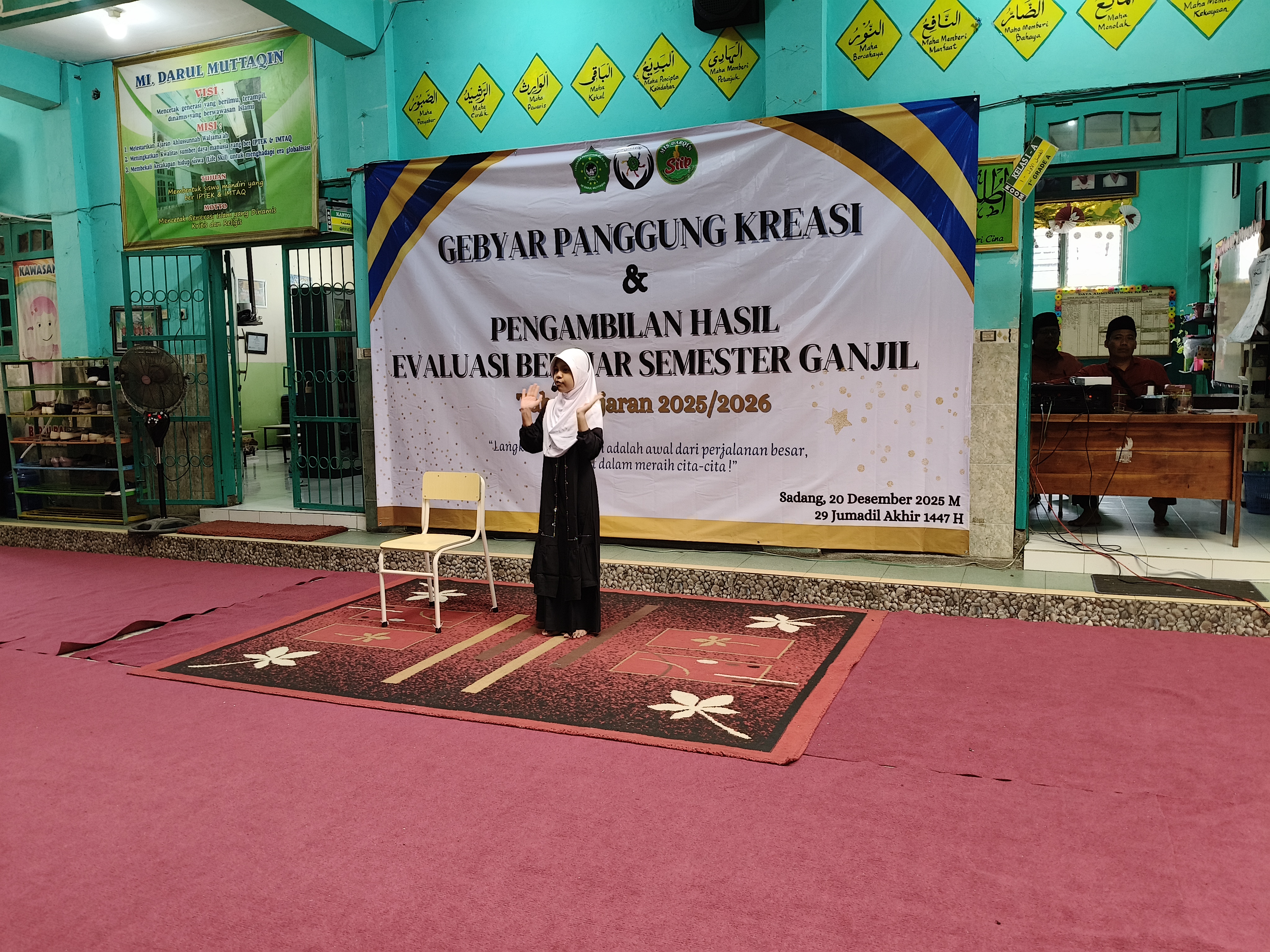 Gebyar Panggung Kreasi dan Pengambilan Hasil Evaluasi Belajar Semester Ganjil MI Darul Muttaqin Berlangsung Meriah