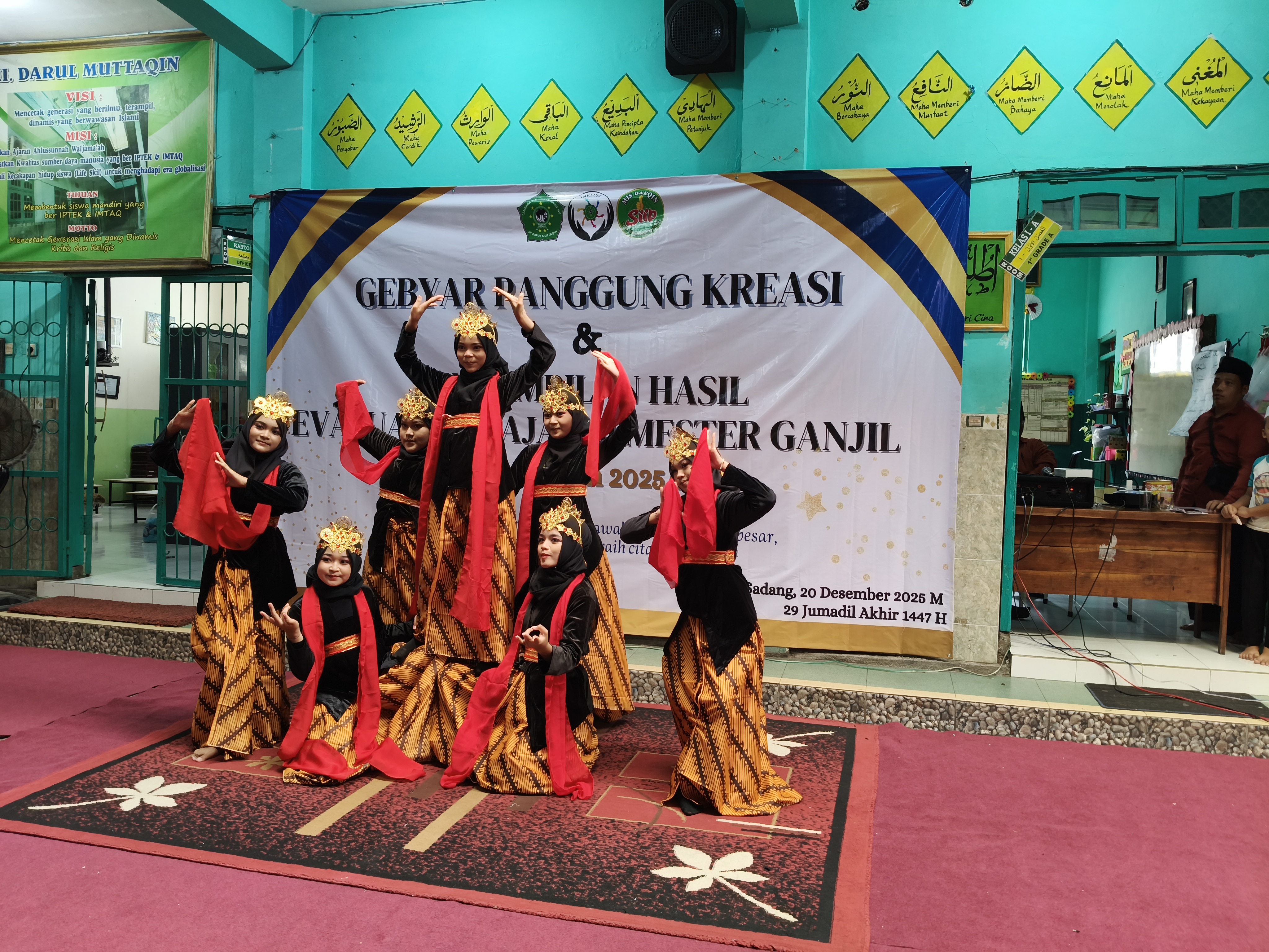 Gebyar Panggung Kreasi dan Pengambilan Hasil Evaluasi Belajar Semester Ganjil MI Darul Muttaqin Berlangsung Meriah