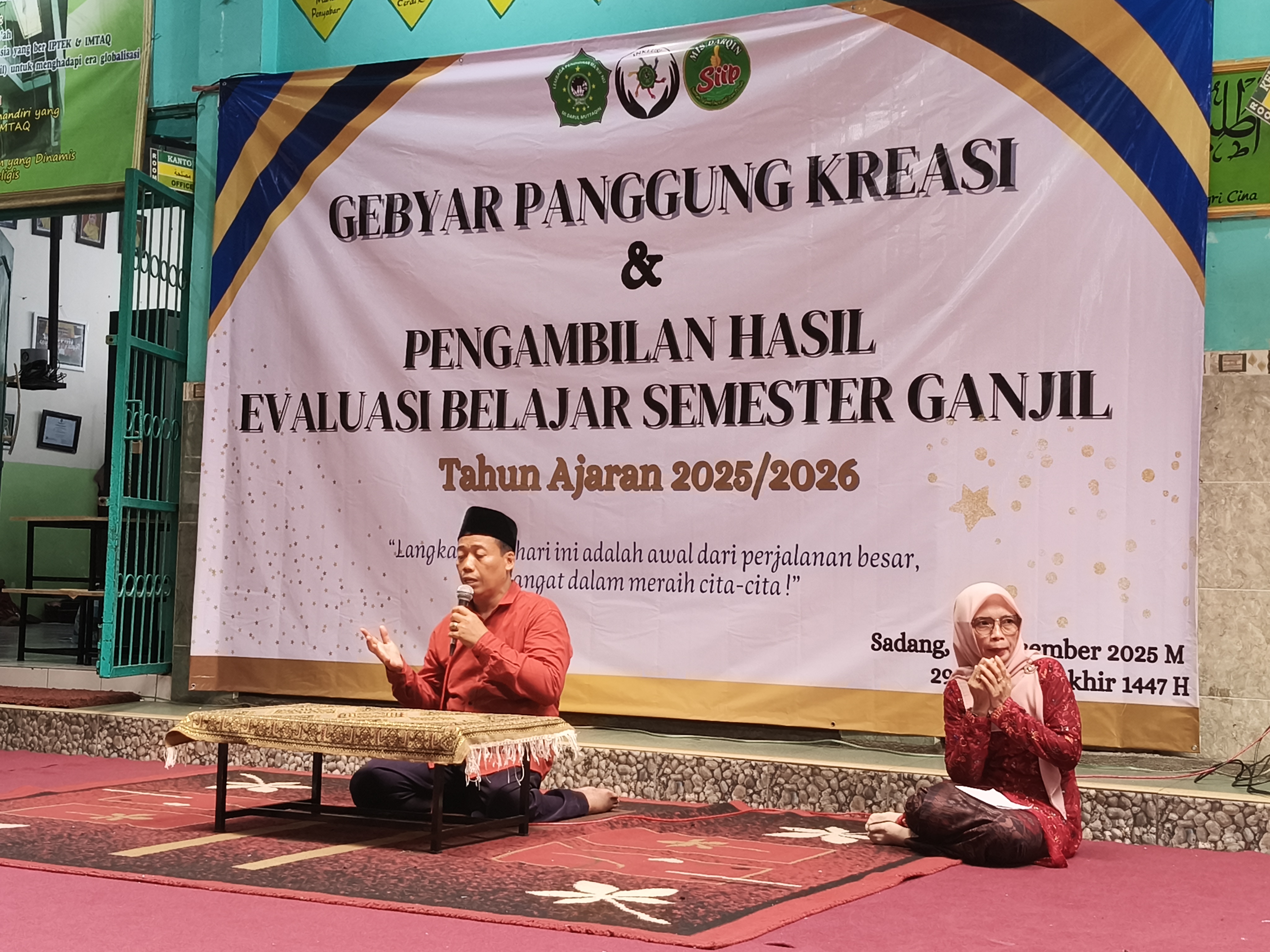 Gebyar Panggung Kreasi dan Pengambilan Hasil Evaluasi Belajar Semester Ganjil MI Darul Muttaqin Berlangsung Meriah