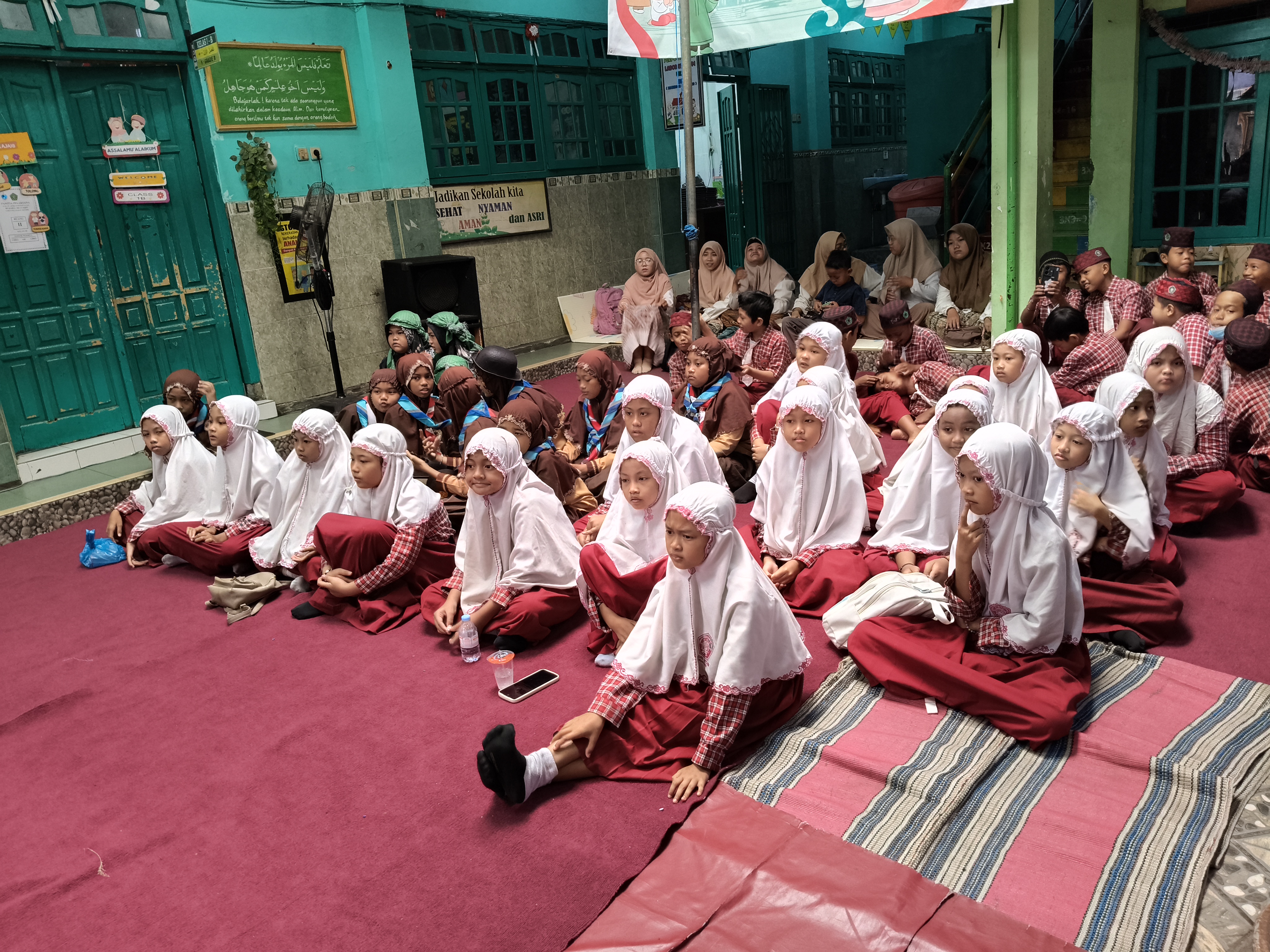 Gebyar Panggung Kreasi dan Pengambilan Hasil Evaluasi Belajar Semester Ganjil MI Darul Muttaqin Berlangsung Meriah